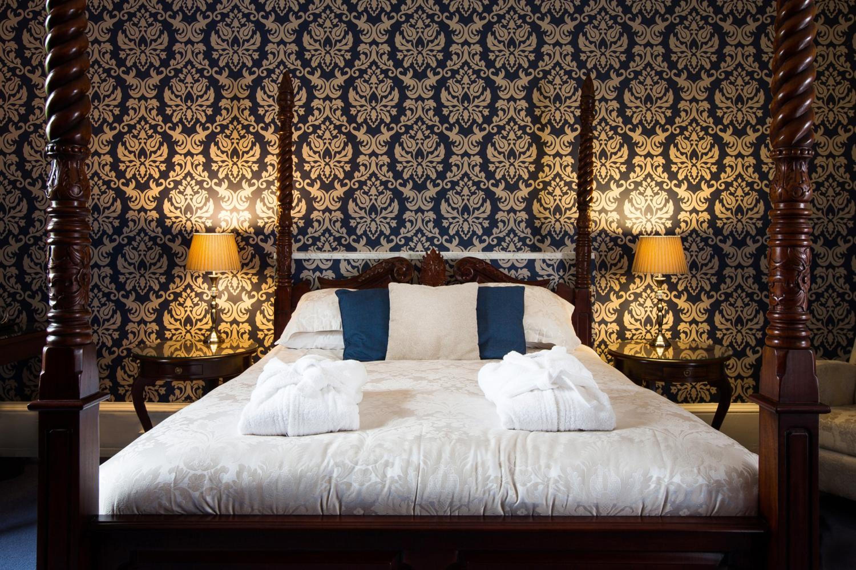 Double Room with Four Poster Bed - Photo 1