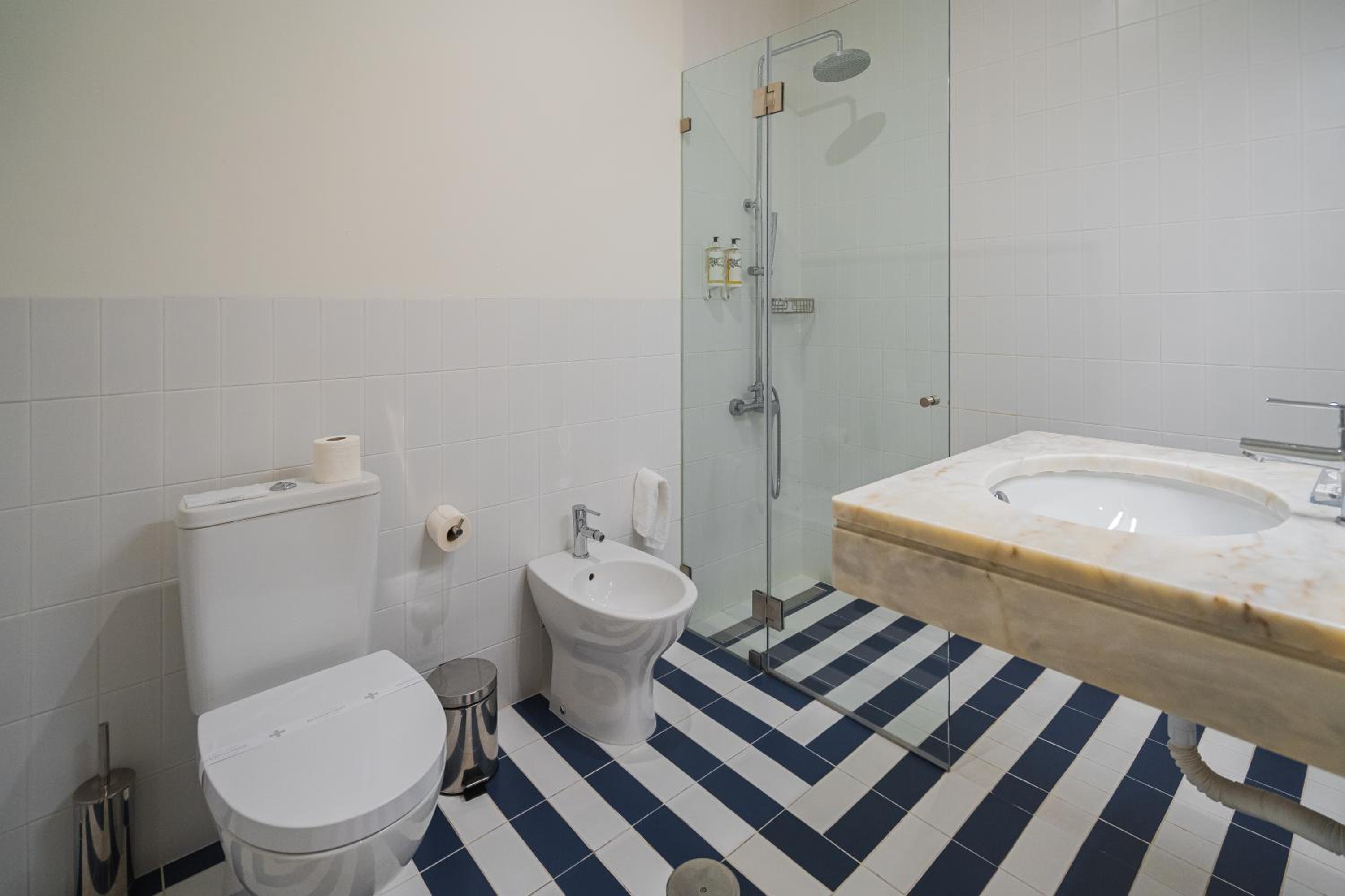 Suite - Photo 3