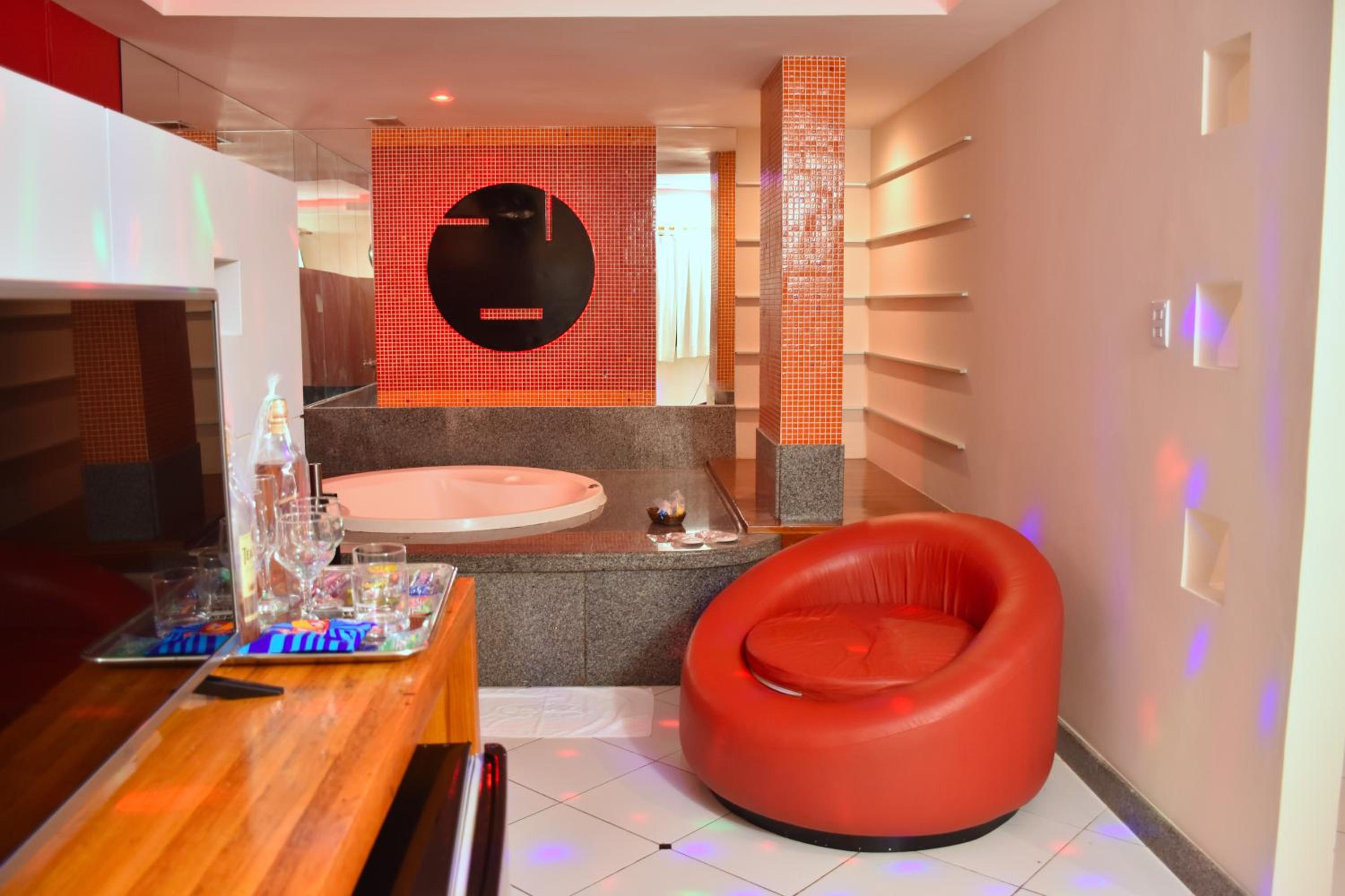 Deluxe Suite with Spa Bath - Photo 2