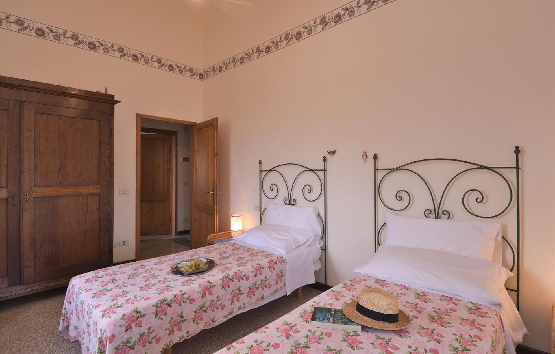 Seven-Bedroom Villa photo 3