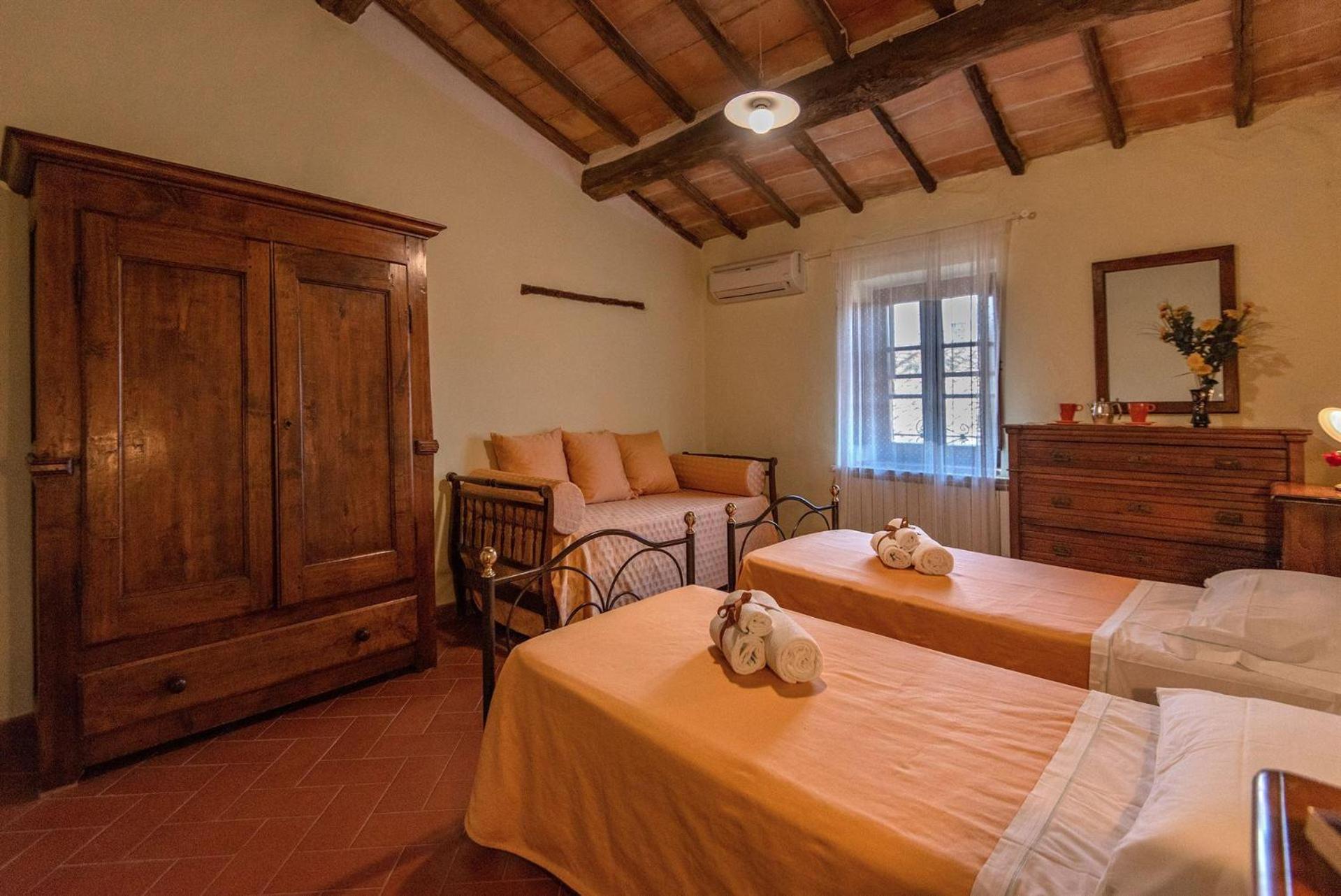 Seven-Bedroom Villa photo 2