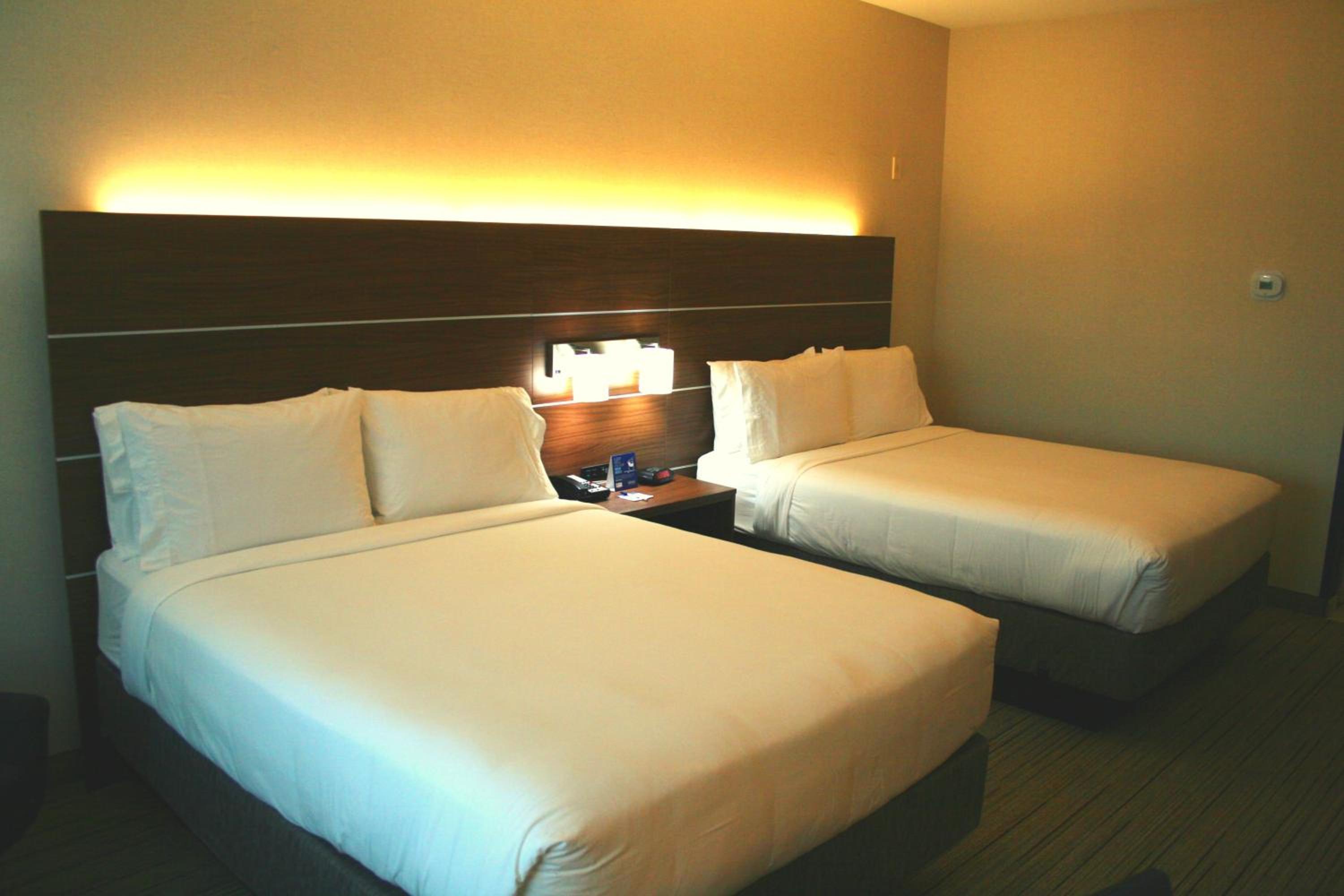 Standard Room with Two Queen Beds - Photo 6