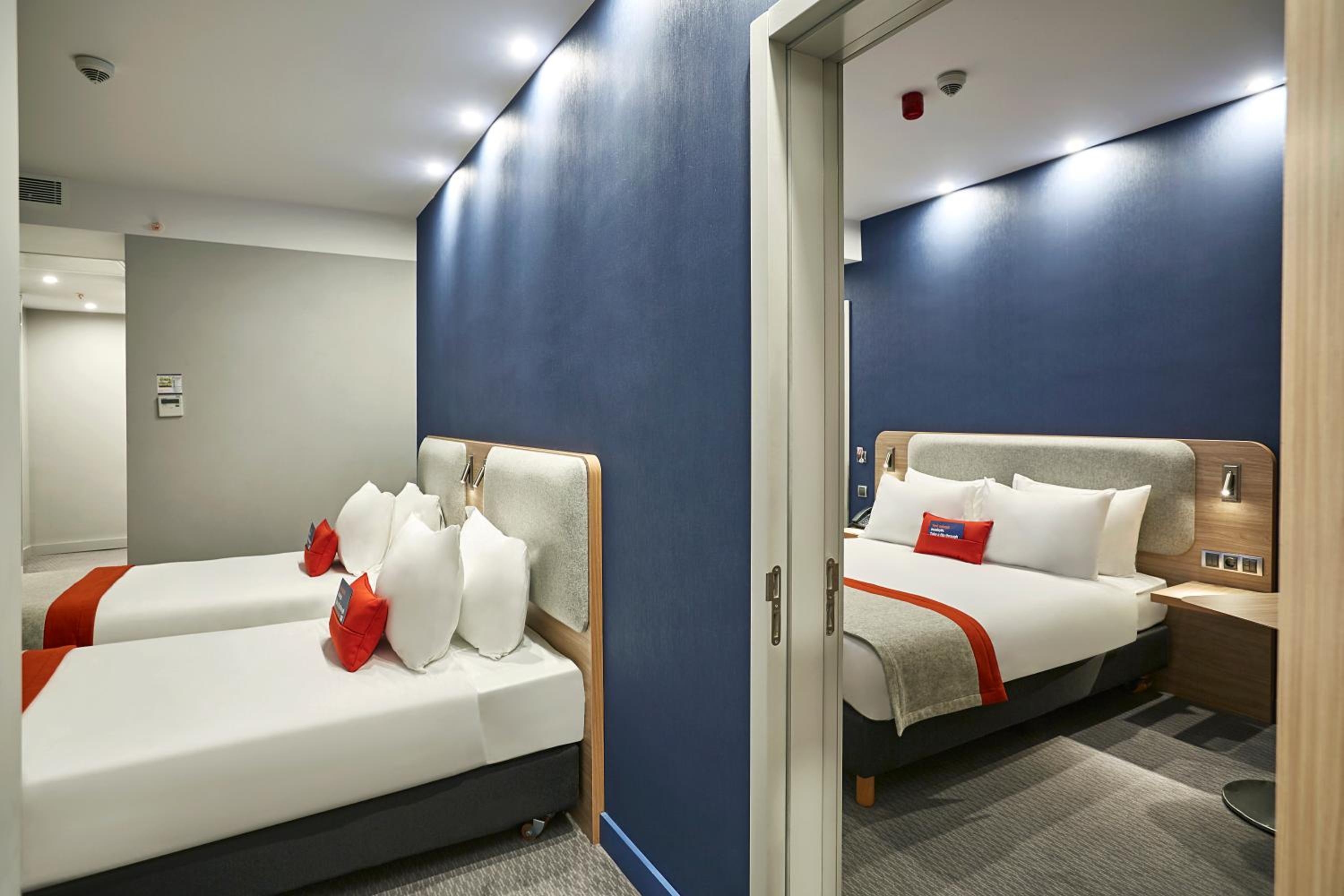Standard Twin Room with Free Breakfast - Smoking photo 2