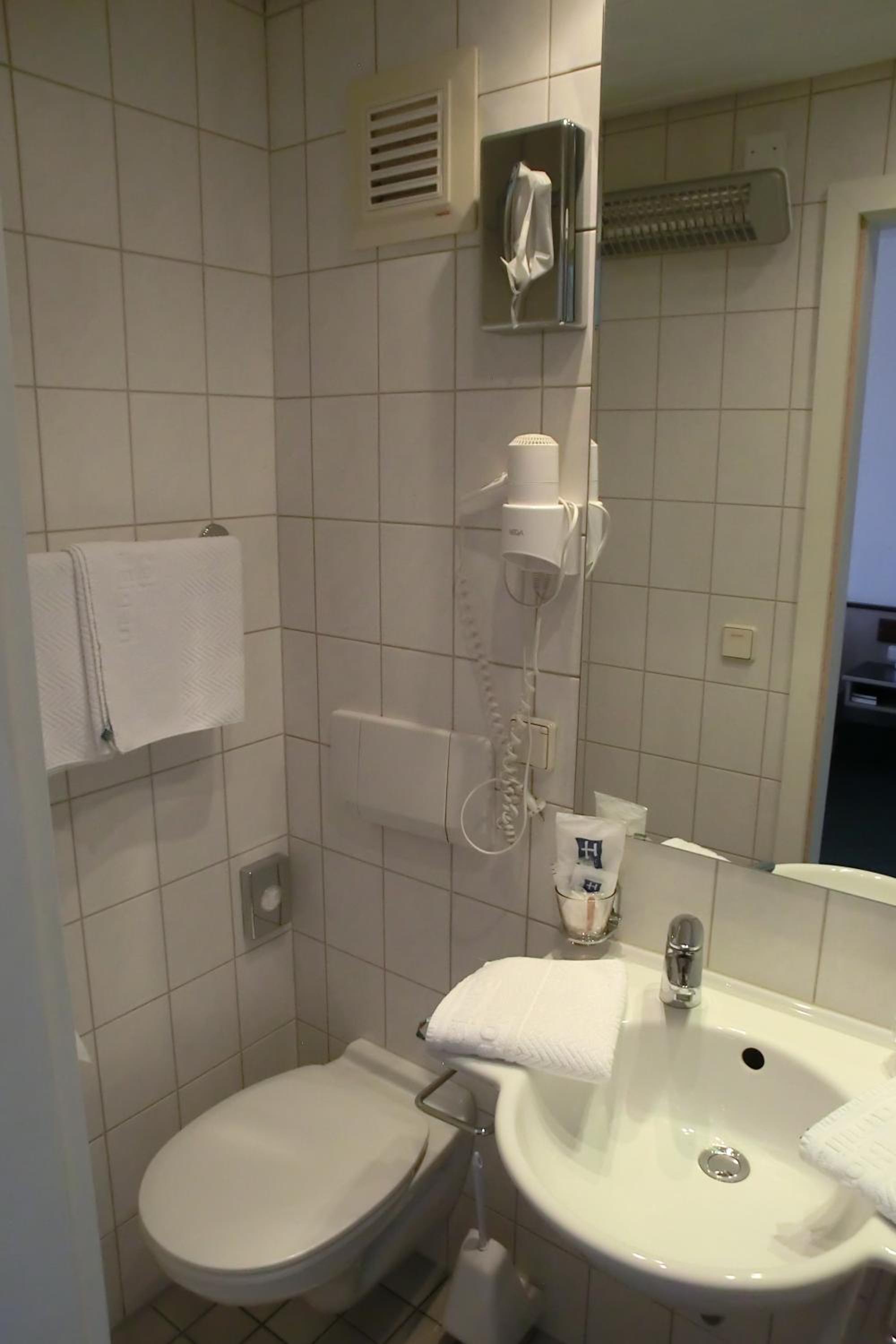 Standard Double Room with Shower - Photo 4