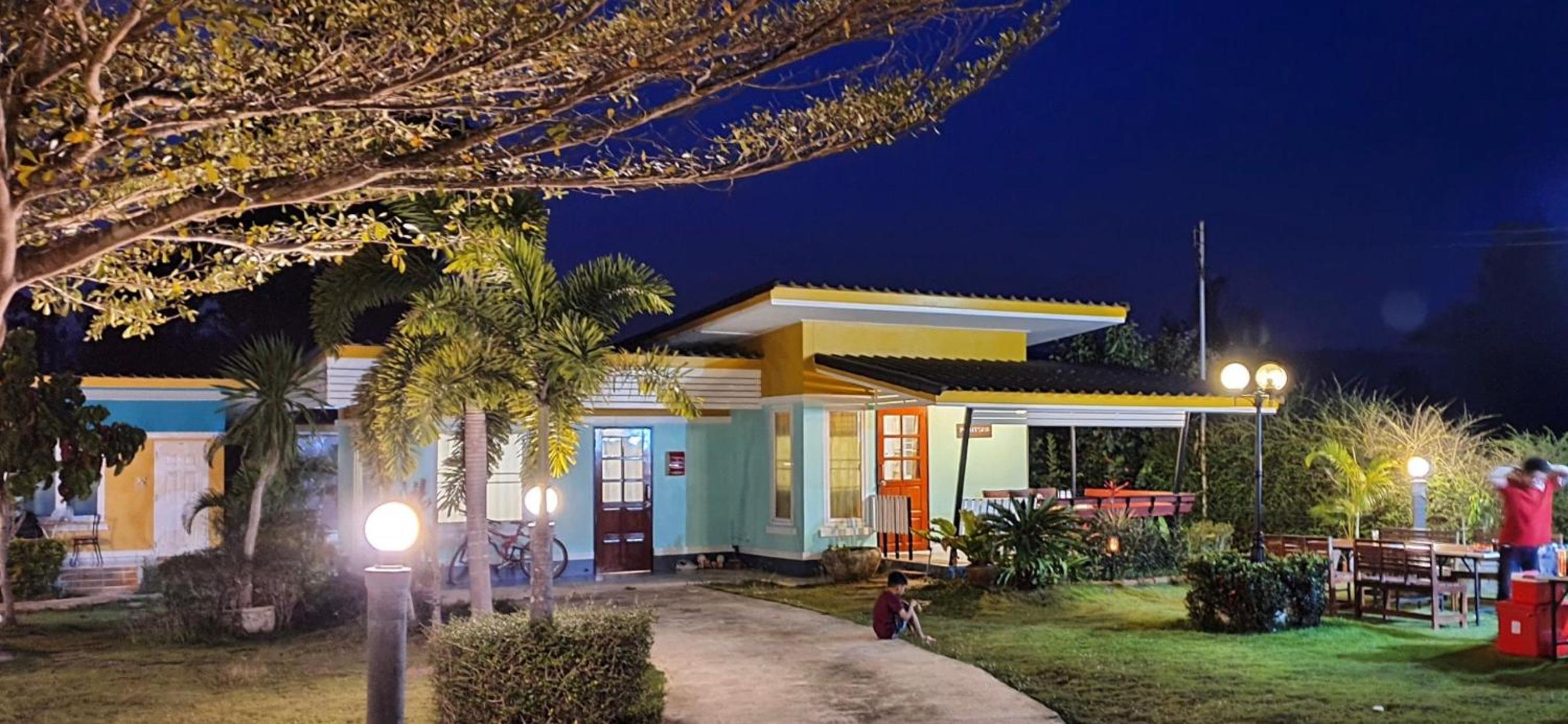 Family Bungalow with Mountain View - Photo 16