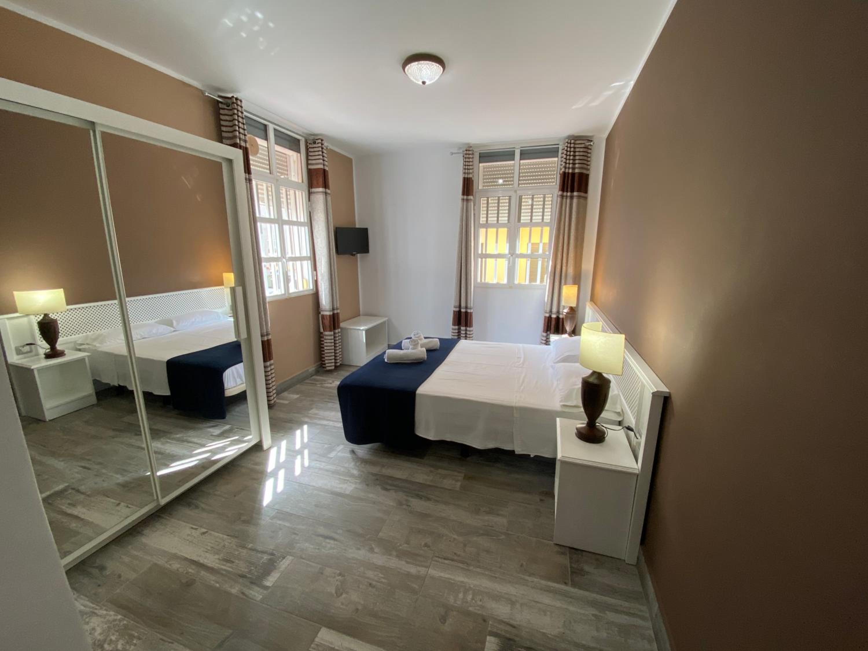 Double Room with Private Bathroom - Photo 4