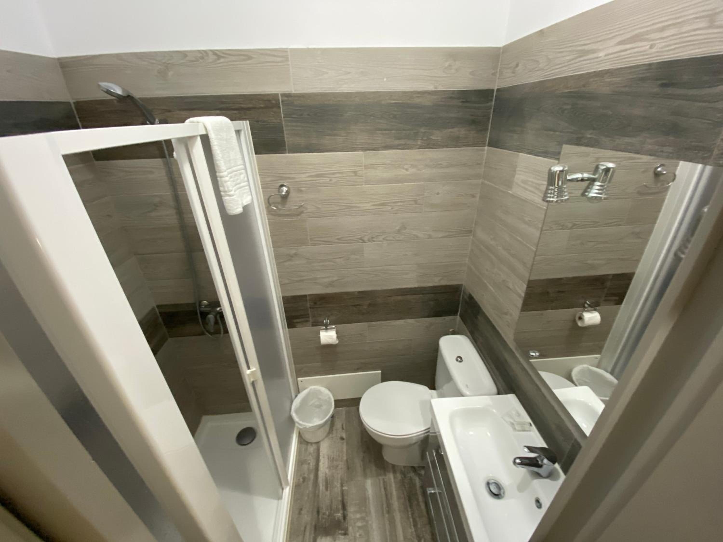 Double Room with Private Bathroom - Photo 8