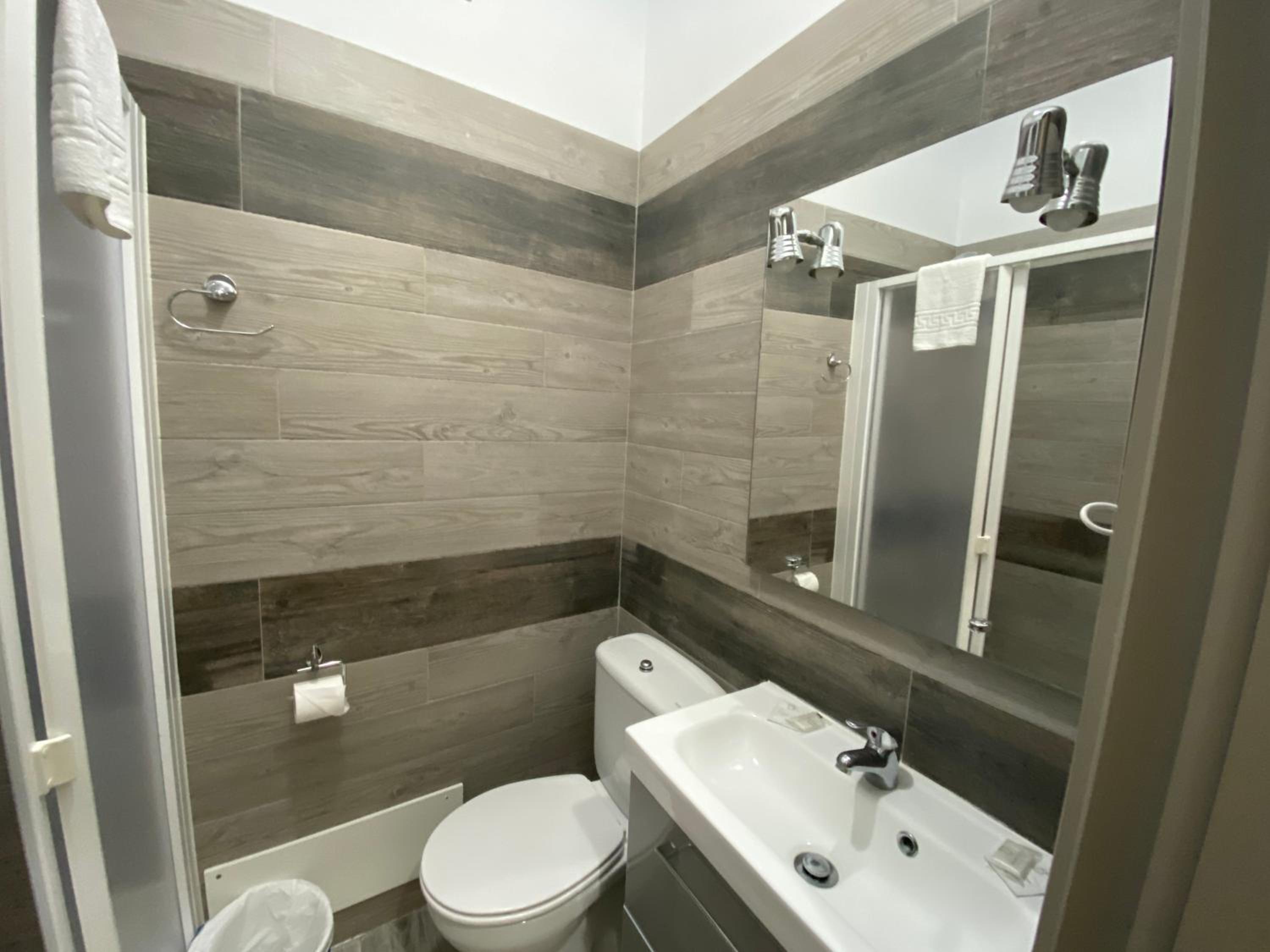Double Room with Private Bathroom - Photo 2