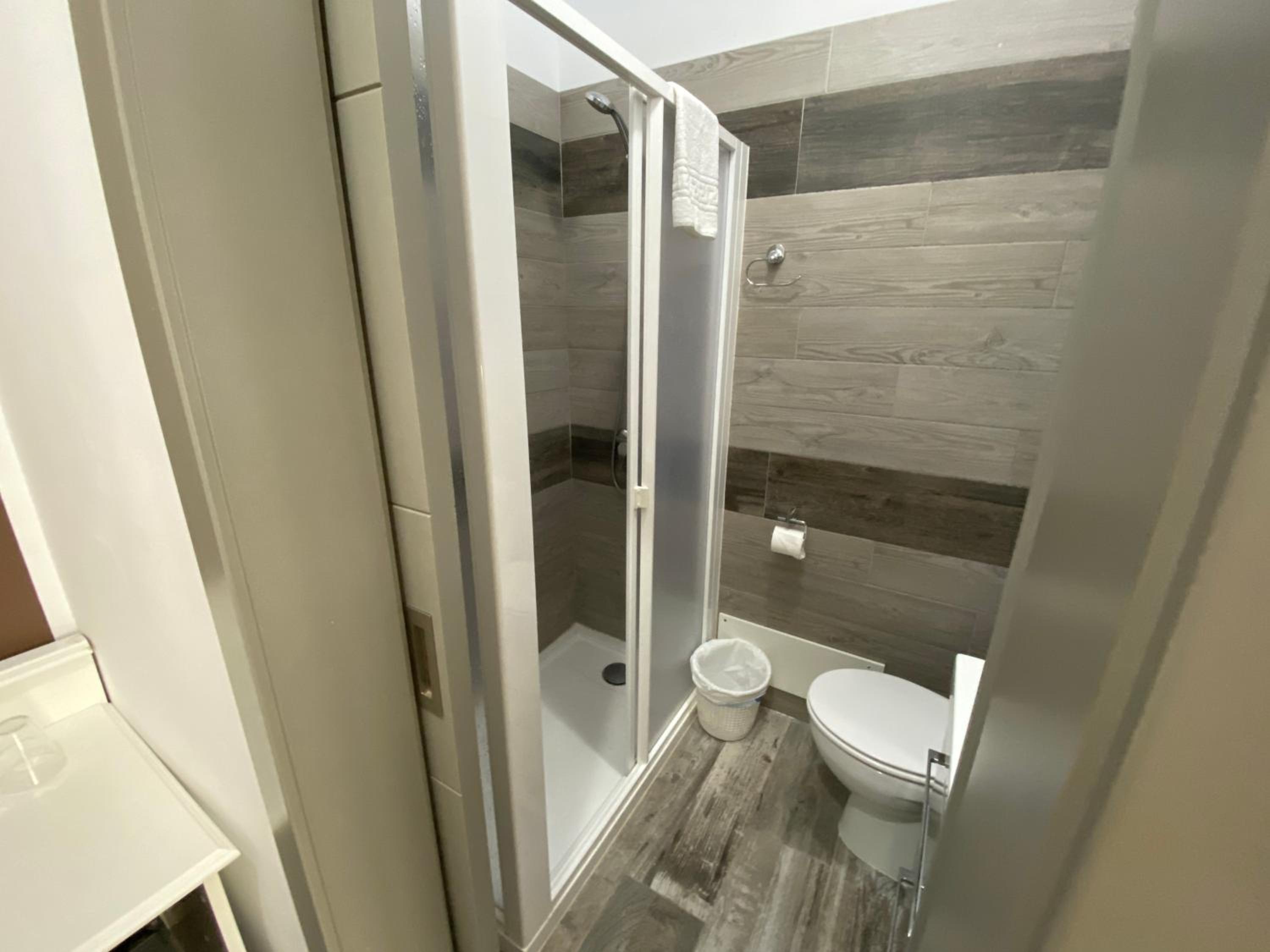 Double Room with Private Bathroom - Photo 9