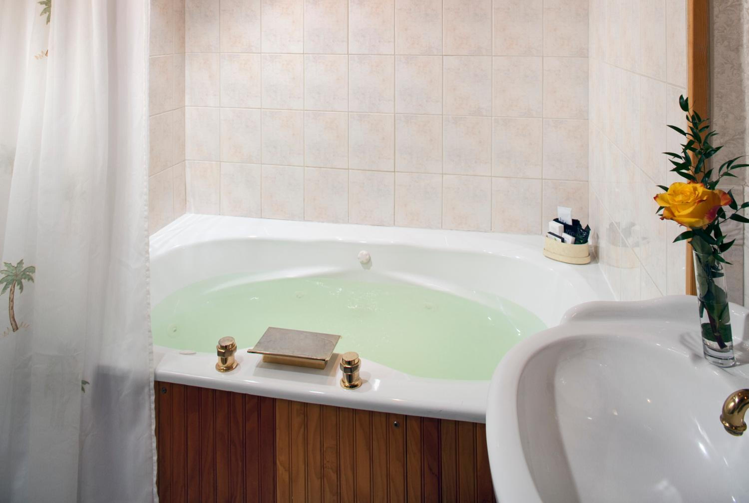 Deluxe Queen Room with Spa Bath photo 3