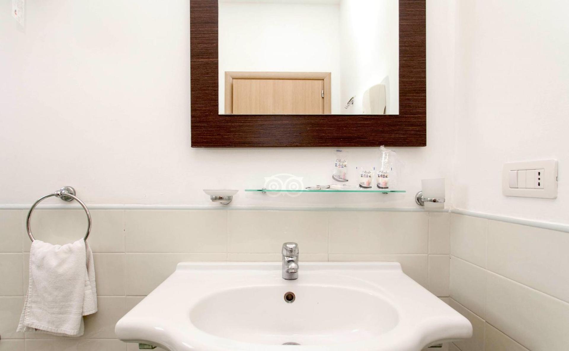 Standard Double or Twin Room - Photo 3