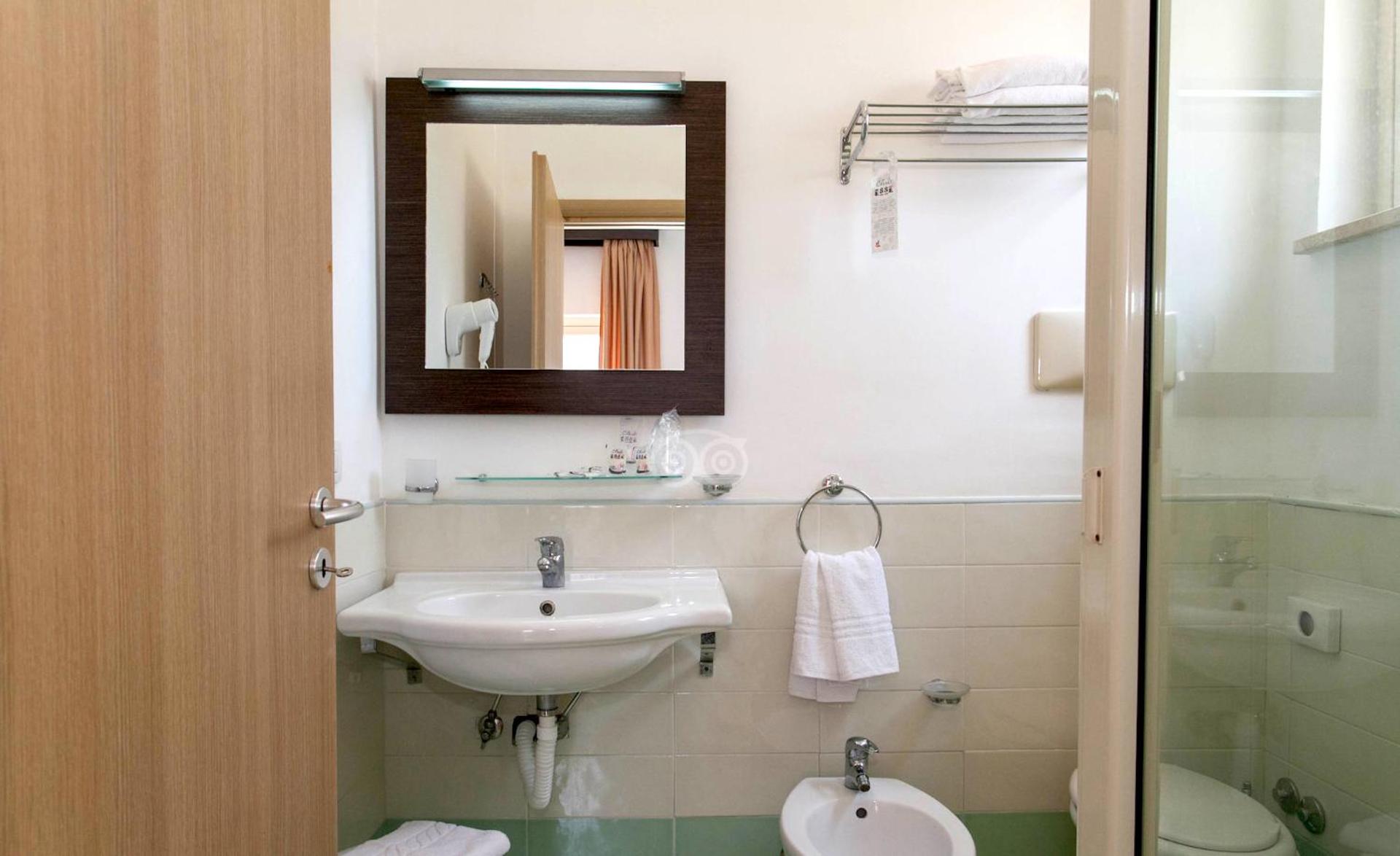 Standard Double or Twin Room - Photo 23