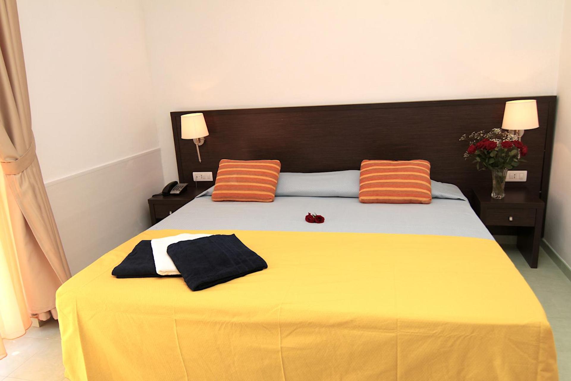 Standard Double or Twin Room - Photo 12