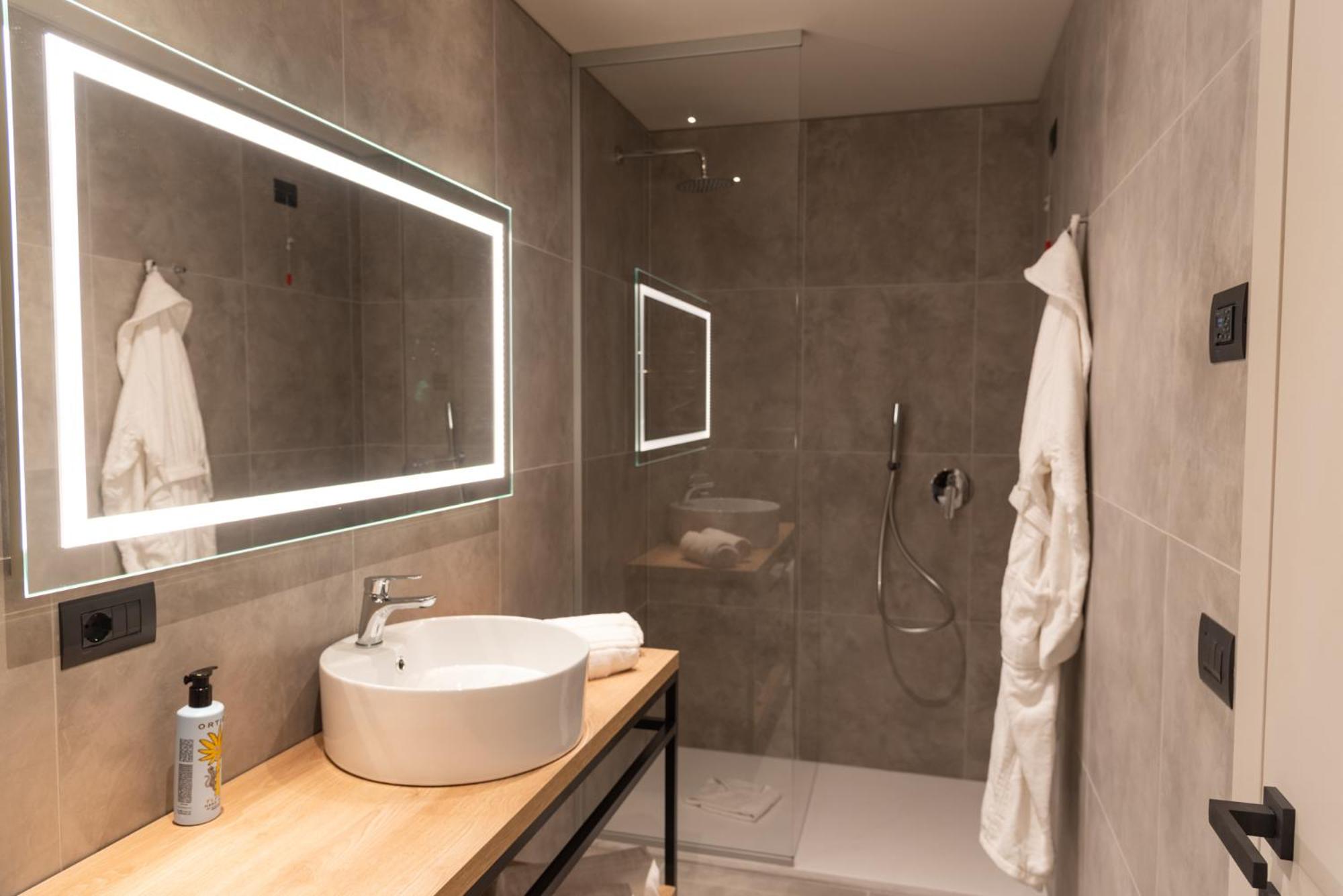 Standard Double or Twin Room - Photo 16