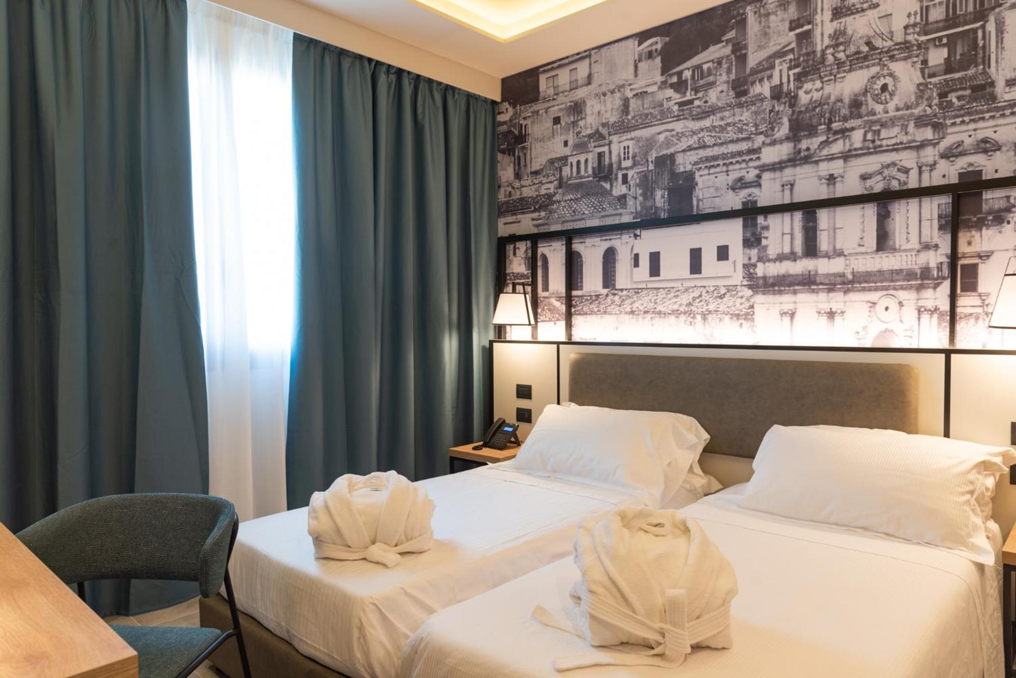 Standard Double or Twin Room - Photo 17