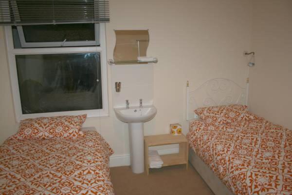 Twin Room with Shared Bathroom photo 2