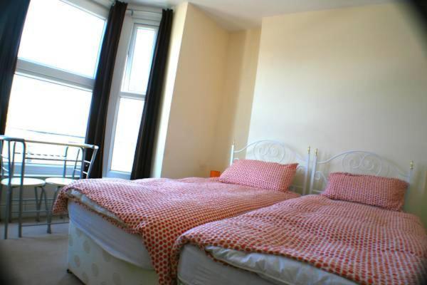 Twin Room with Shared Bathroom photo 3
