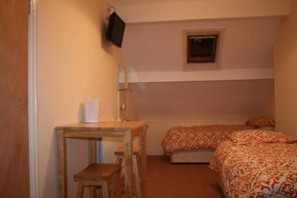 Economy Quadruple Room with Shared Bathroom photo 2