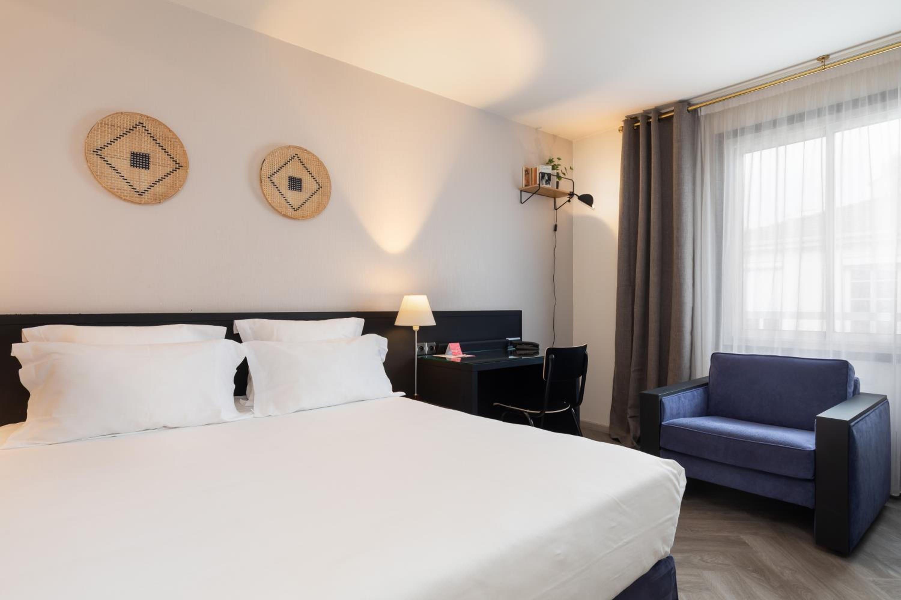 Superior Double Room thumbnail 5