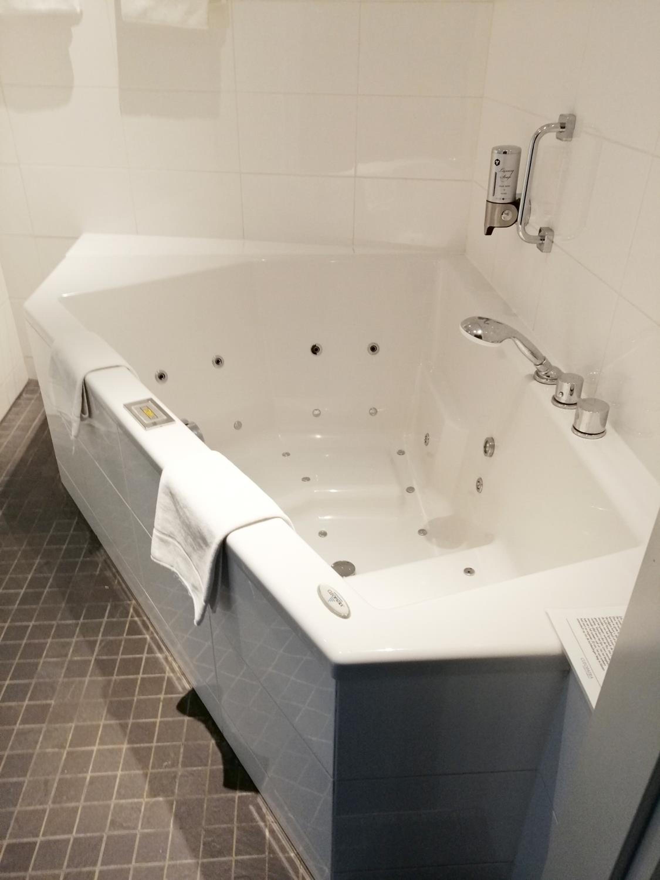 Executive Suite - Photo 4