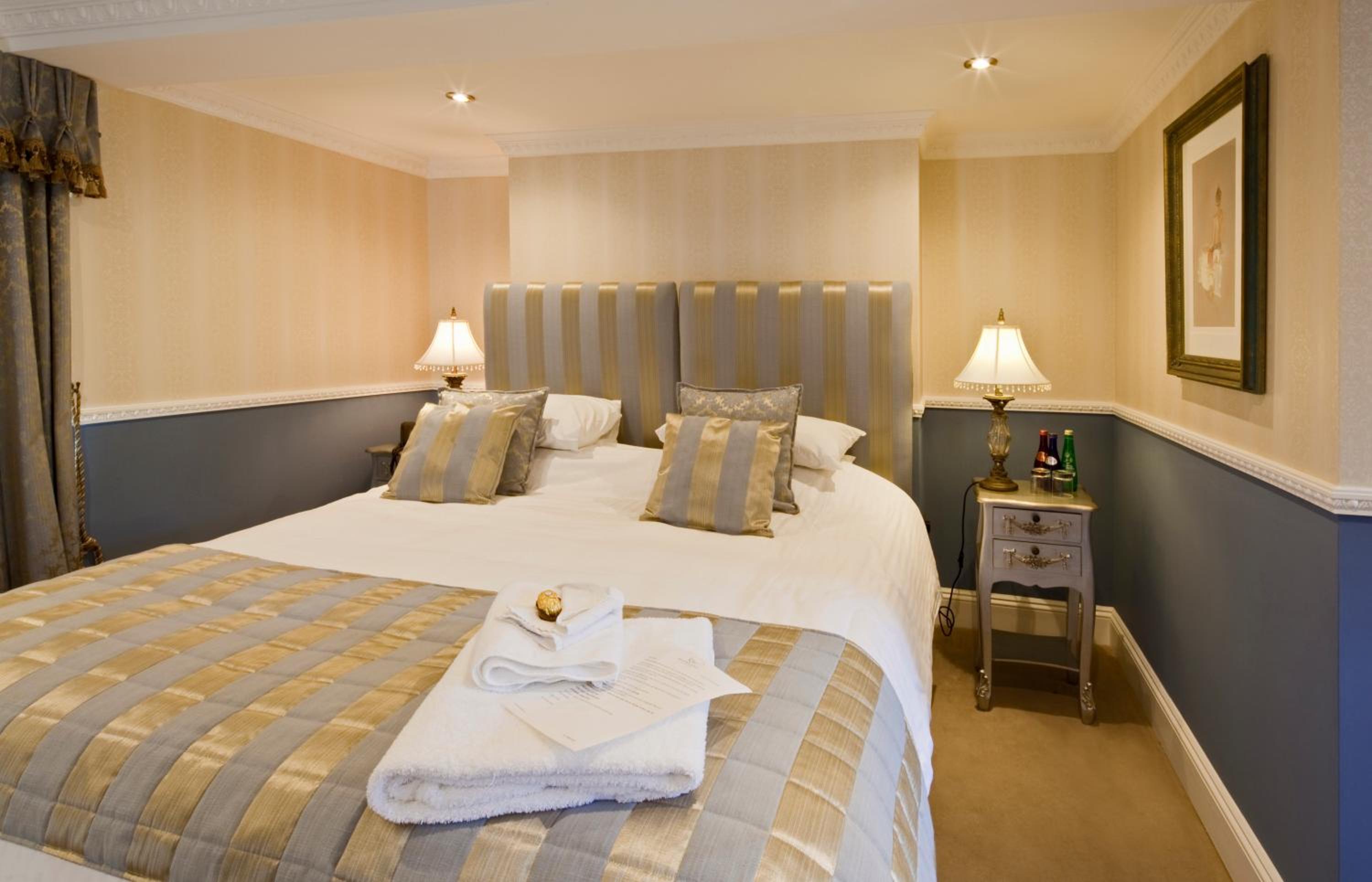 Five-Bedroom House photo 1