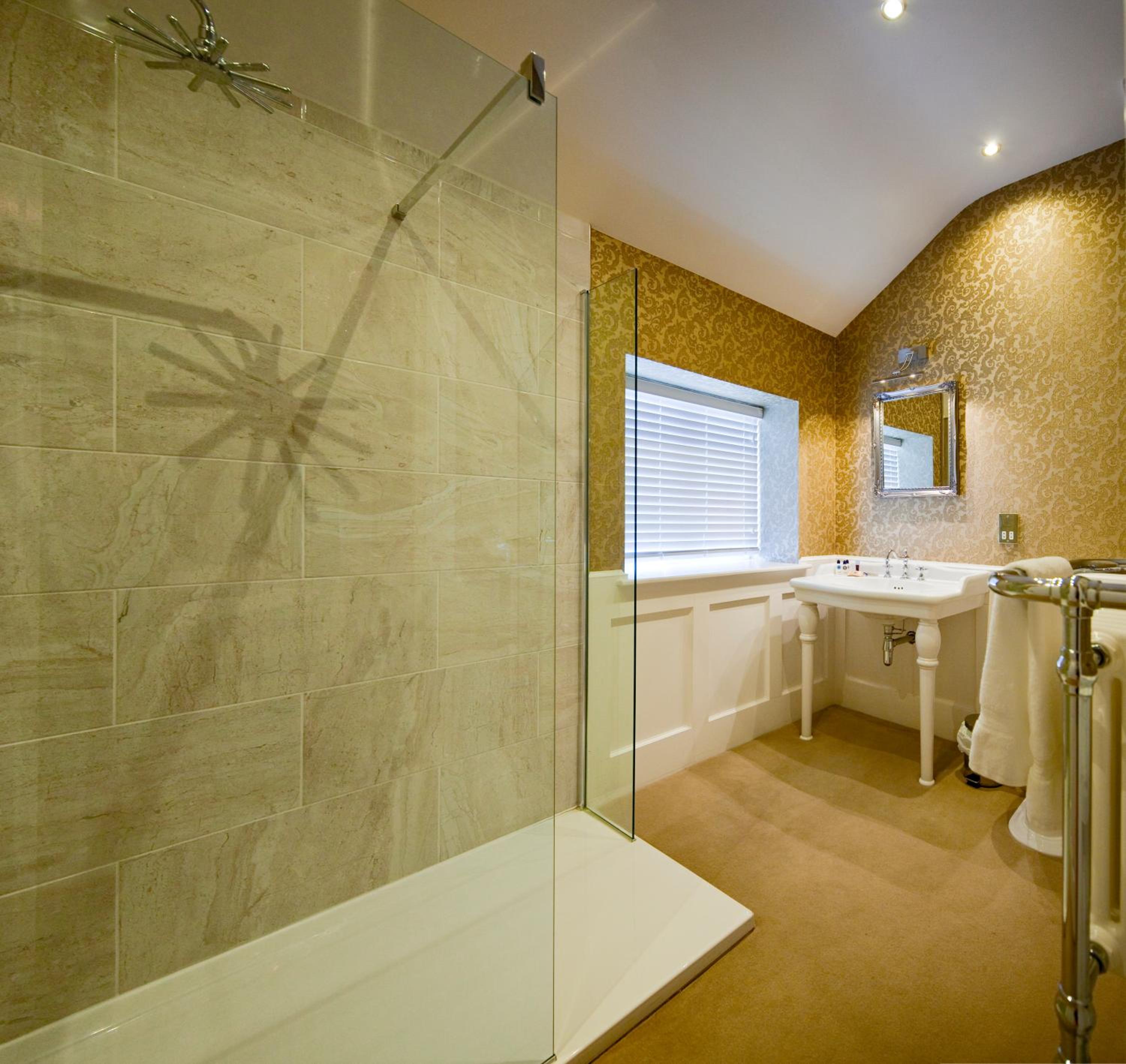 Five-Bedroom House photo 3