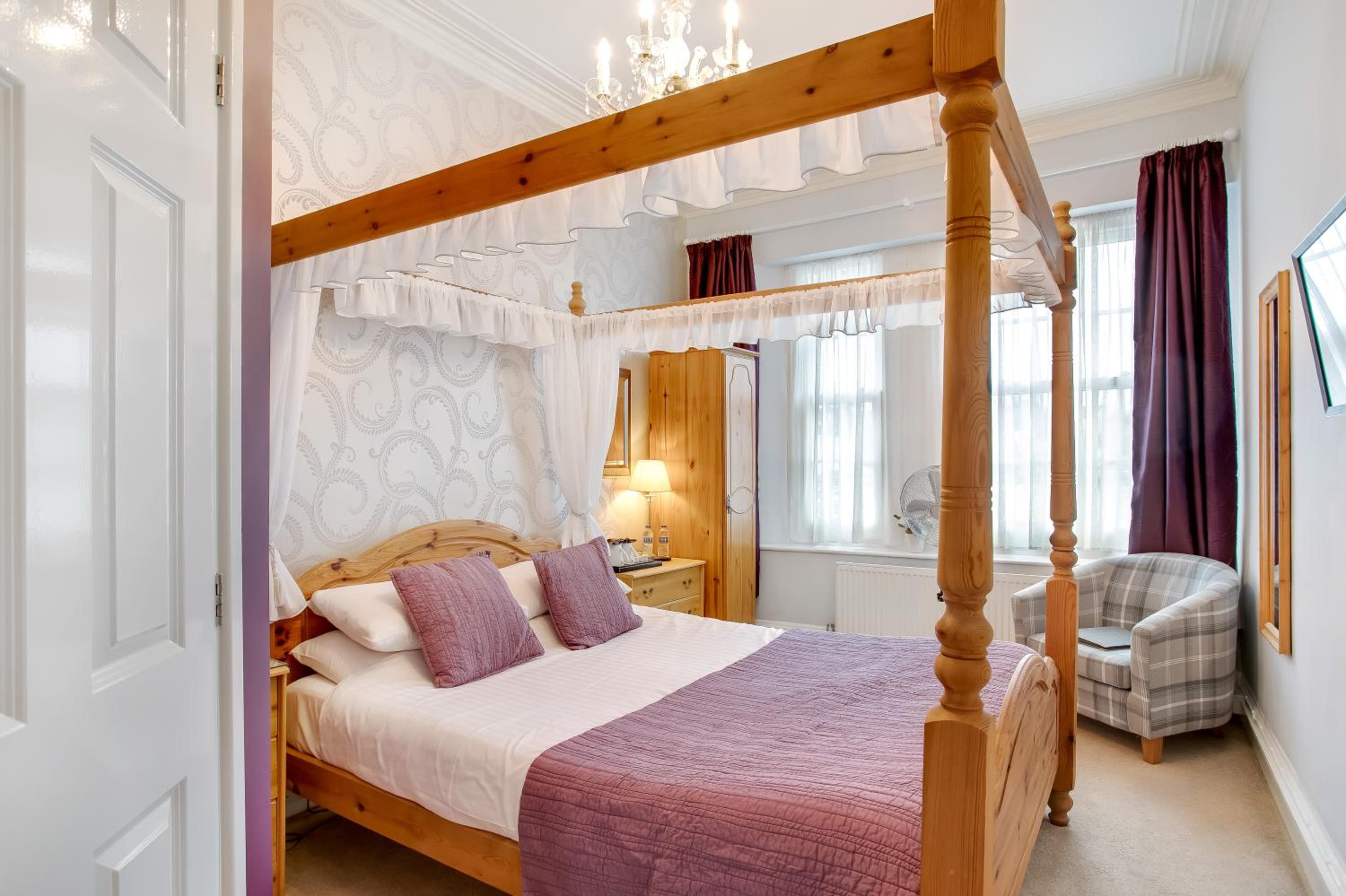 Room with Four-Poster Bed photo 1