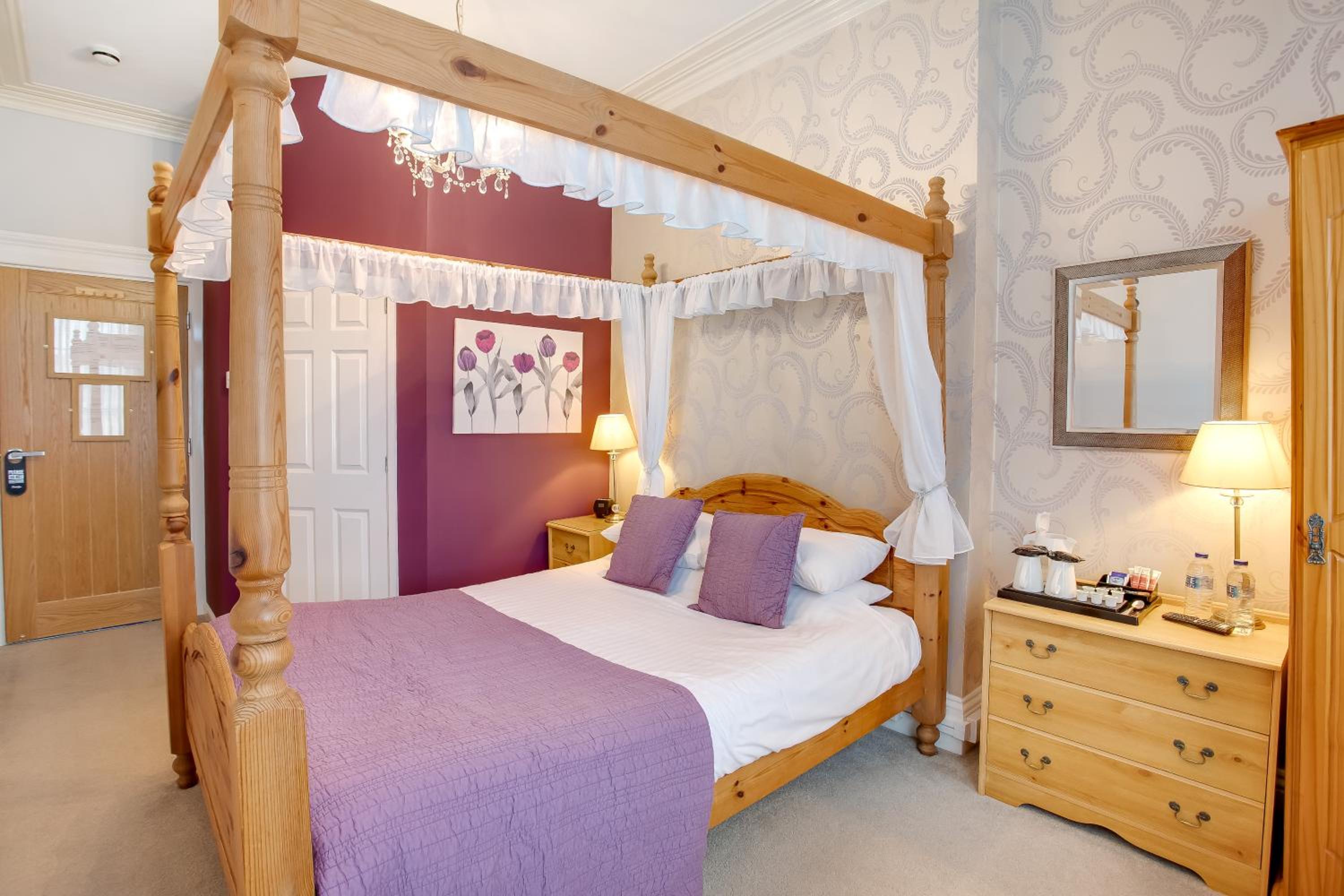 Room with Four-Poster Bed photo 3