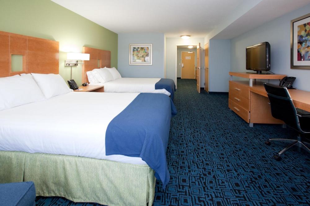 Standard Room with Two Queen Beds - Photo 1