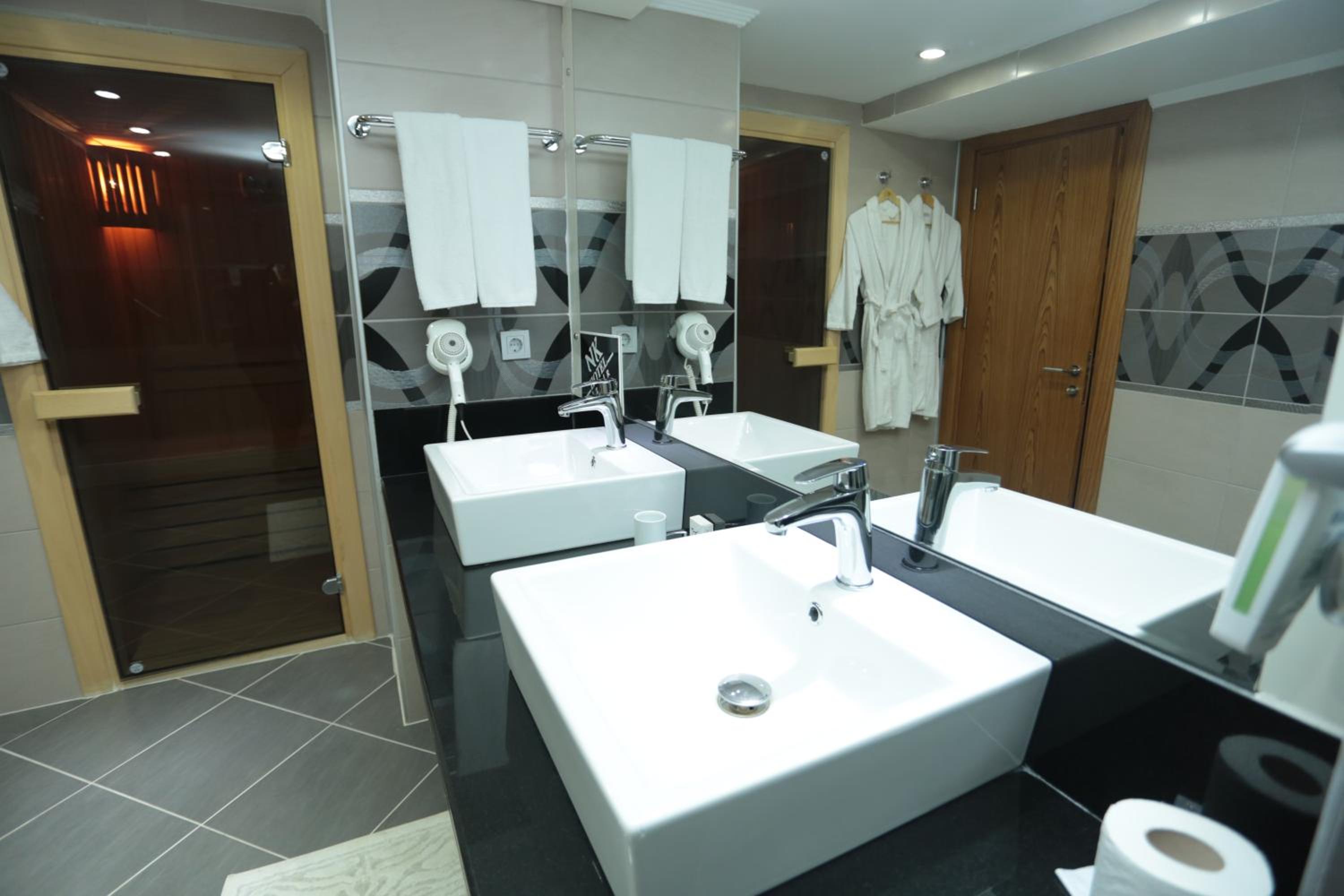 Luxury Quadruple Room thumbnail 5