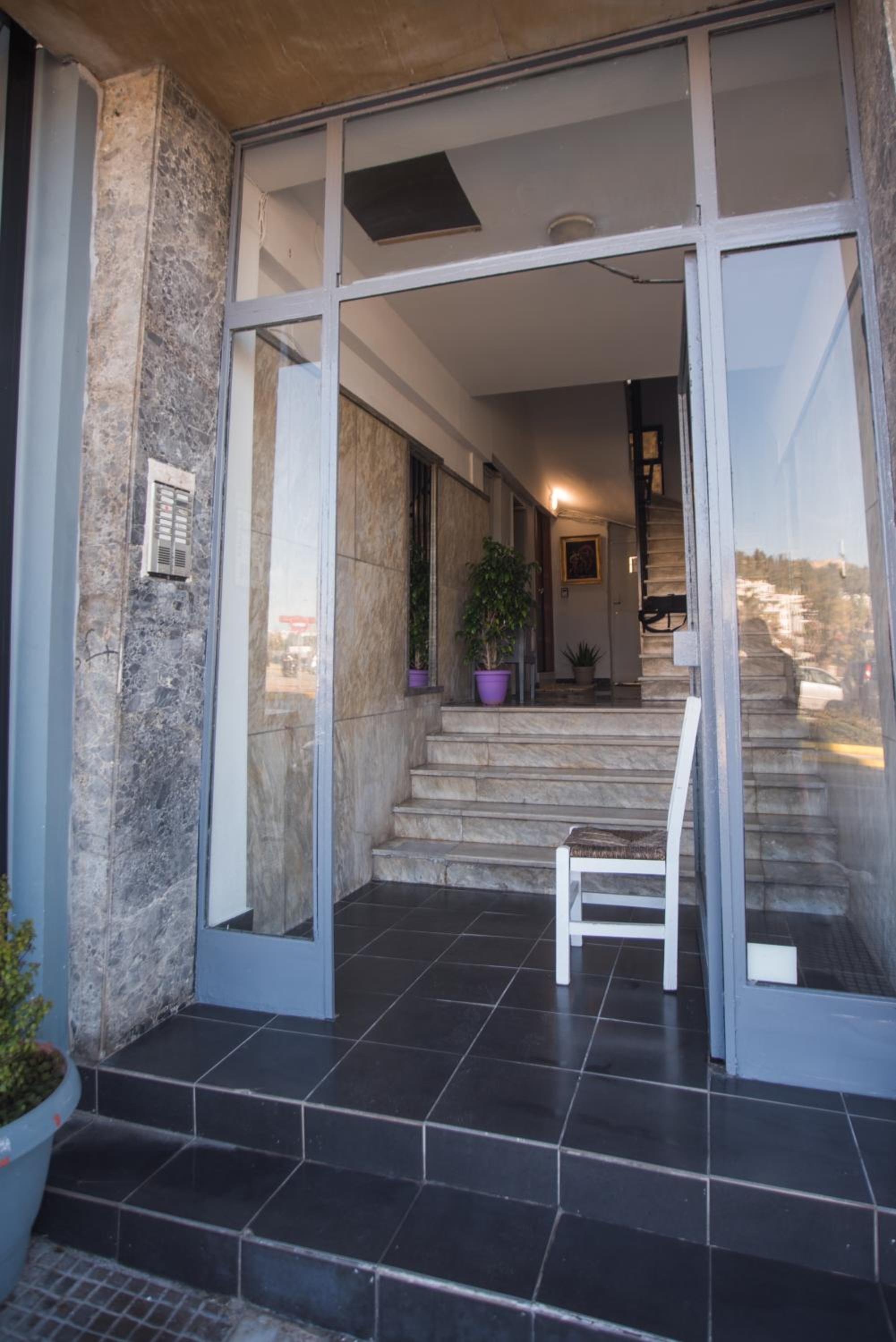 One-Bedroom Apartment - Photo 3