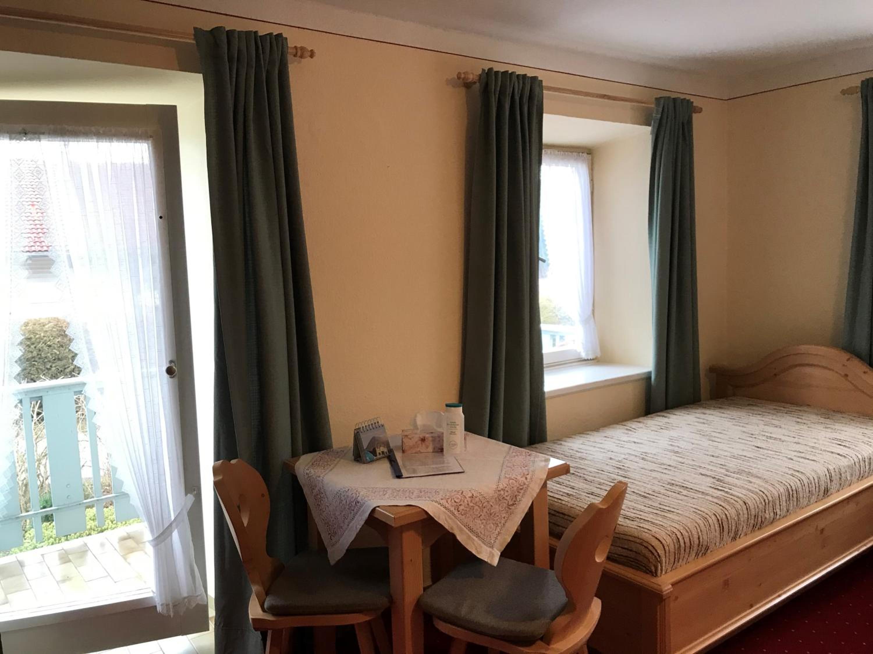 Basic Triple Room photo 2