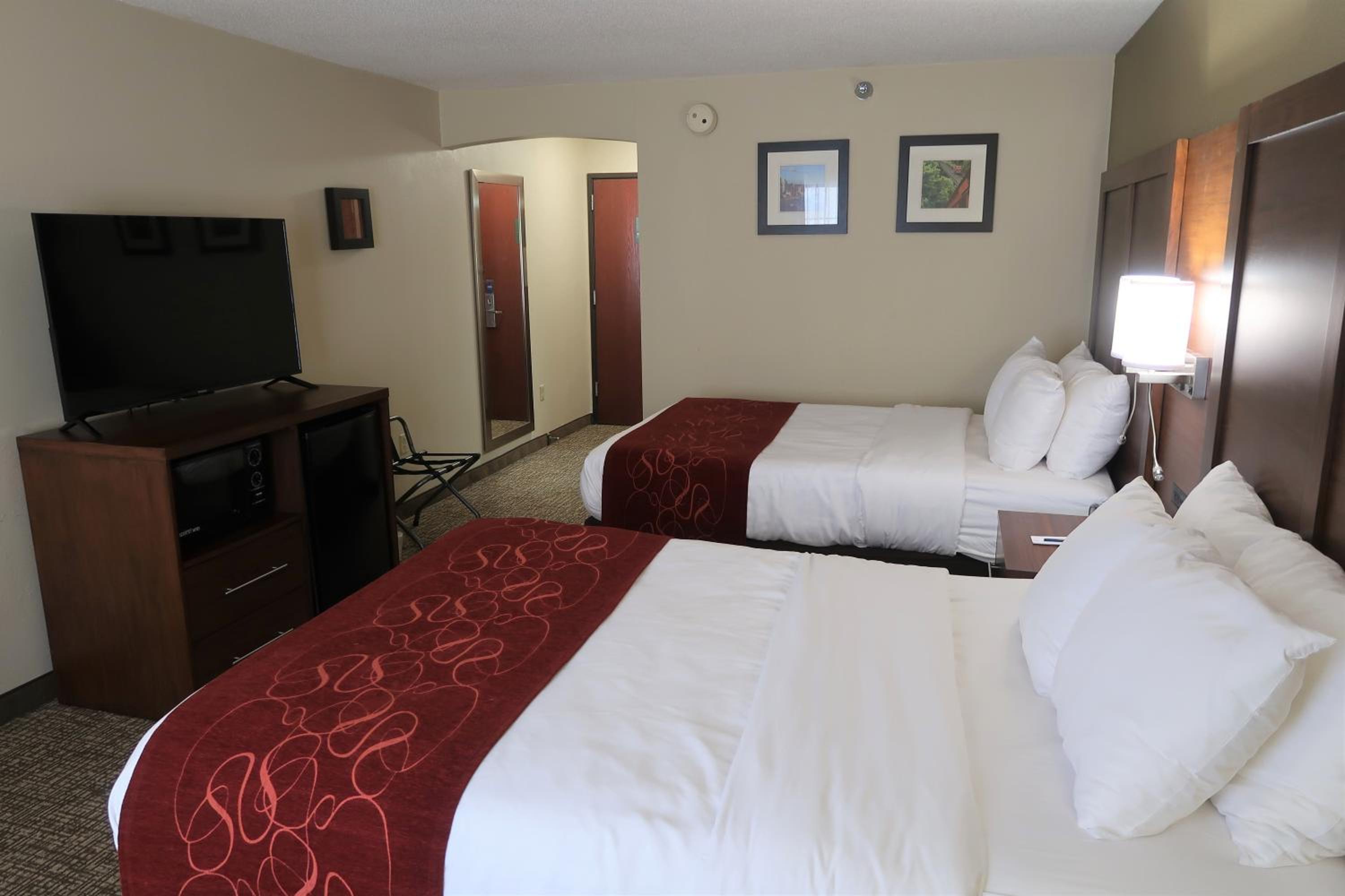 Superior Queen Room with Two Queen Beds - Non-Smoking - Photo 4