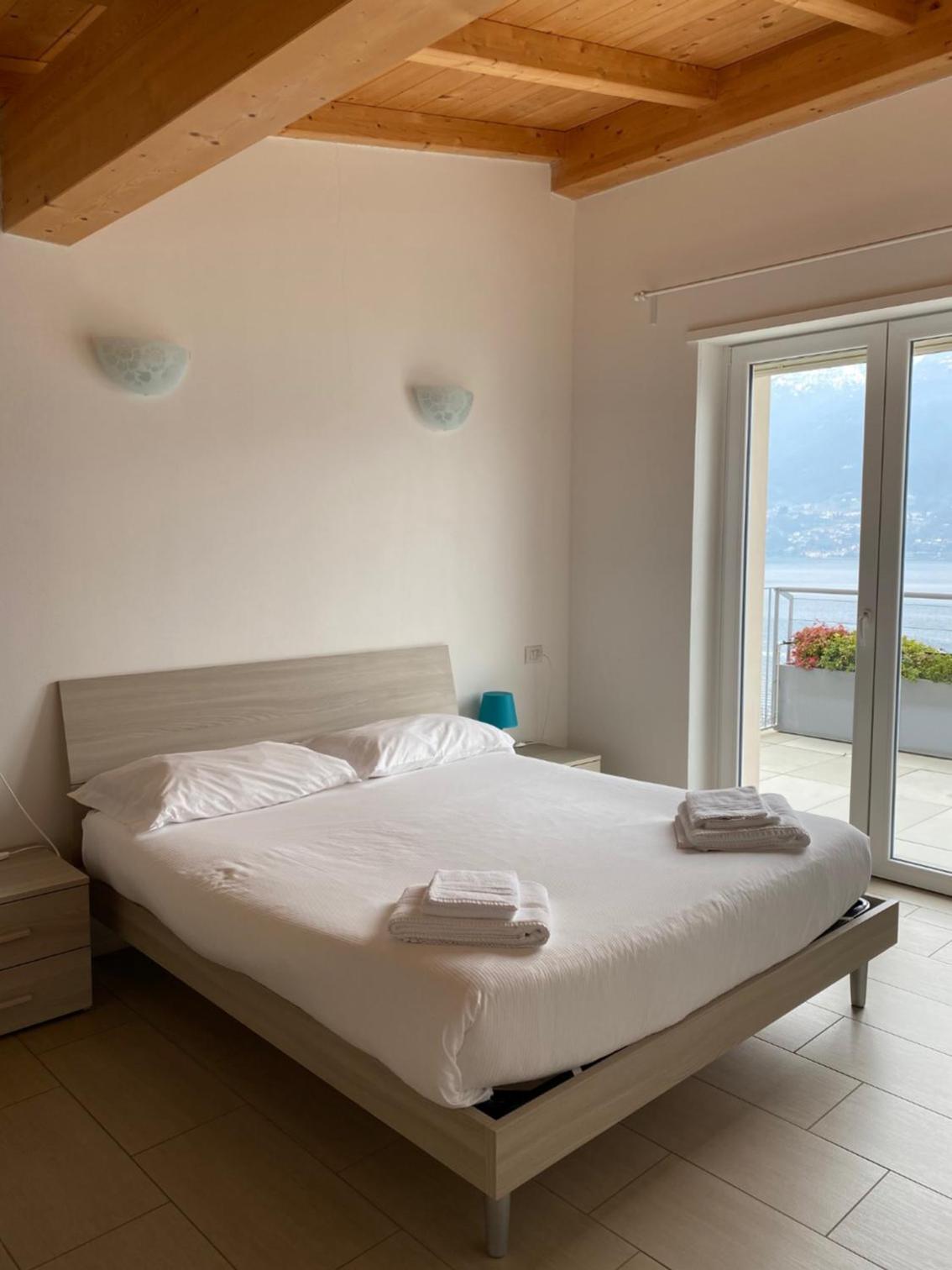 Two-Bedroom Apartment with Lake View - Split Level photo 2