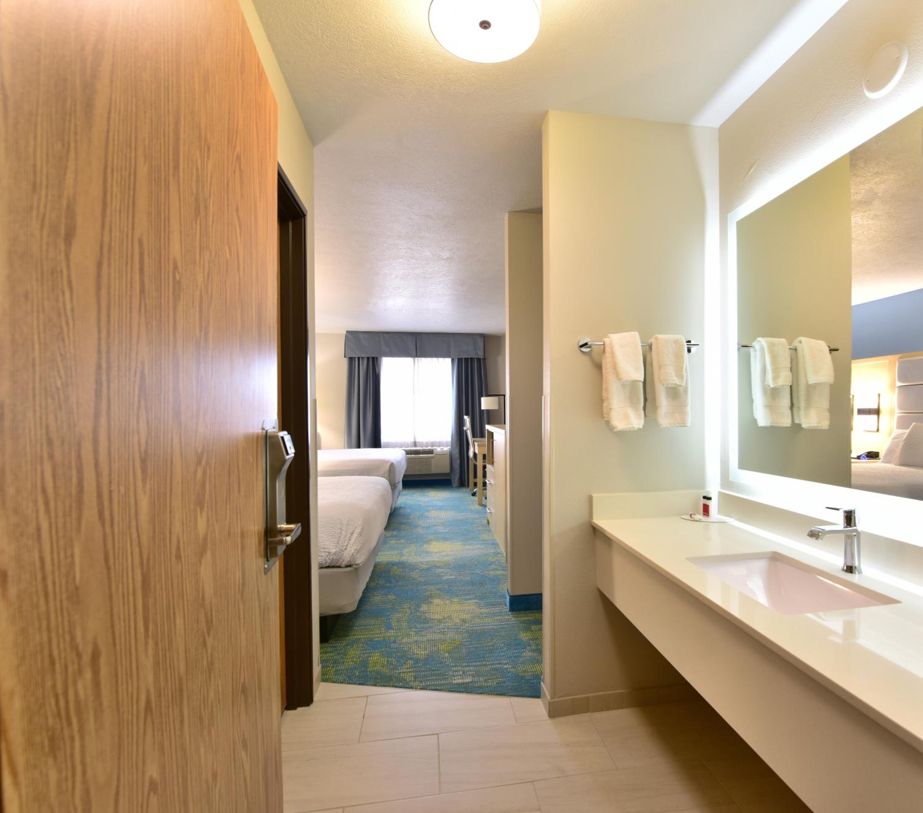 Queen Room with Two Queen Beds - Non-Smoking - Photo 4