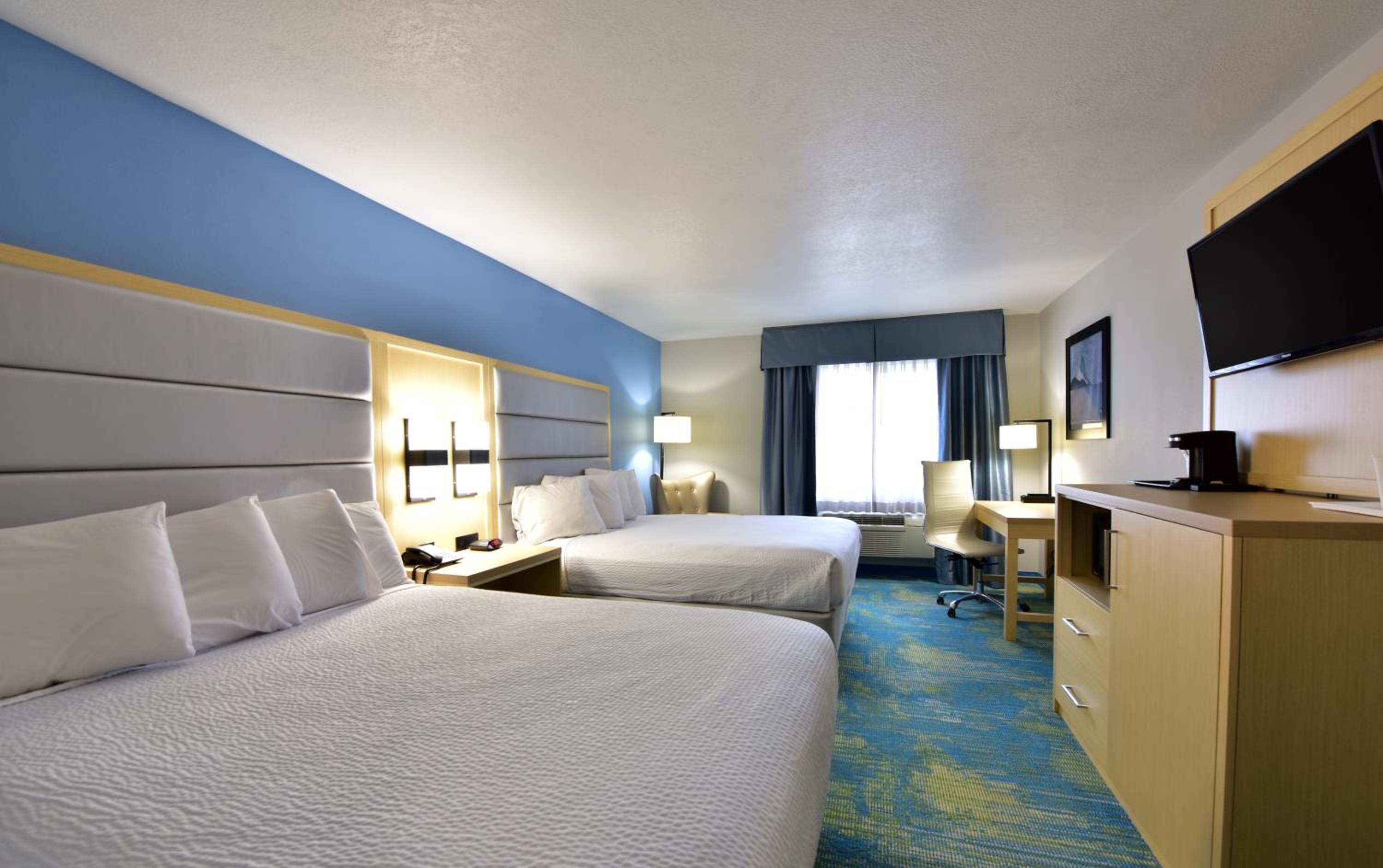 Queen Room with Two Queen Beds - Non-Smoking - Photo 1