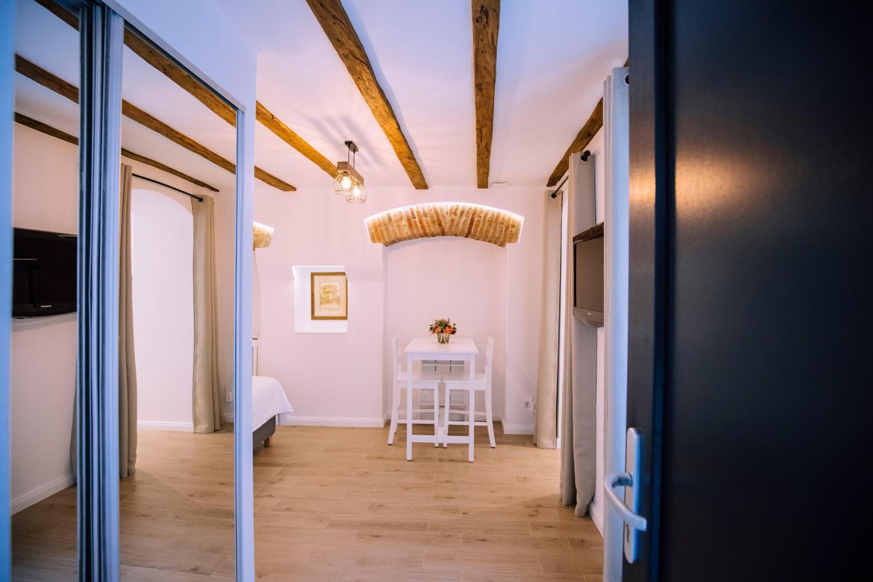 One-Bedroom Apartment - Photo 7
