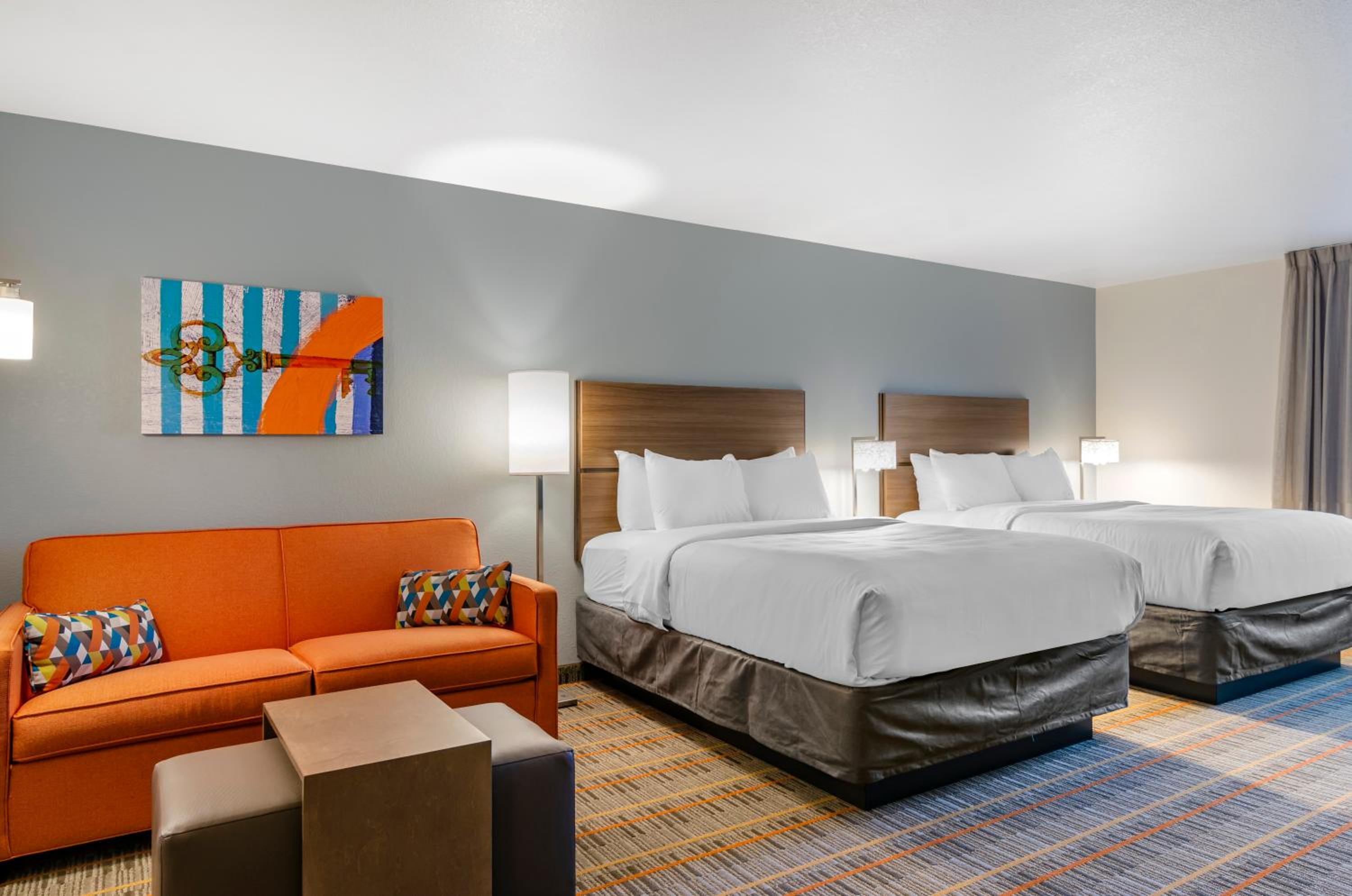 Queen Room with Two Queen Beds and Sofa Bed - Non-Smoking - Photo 4