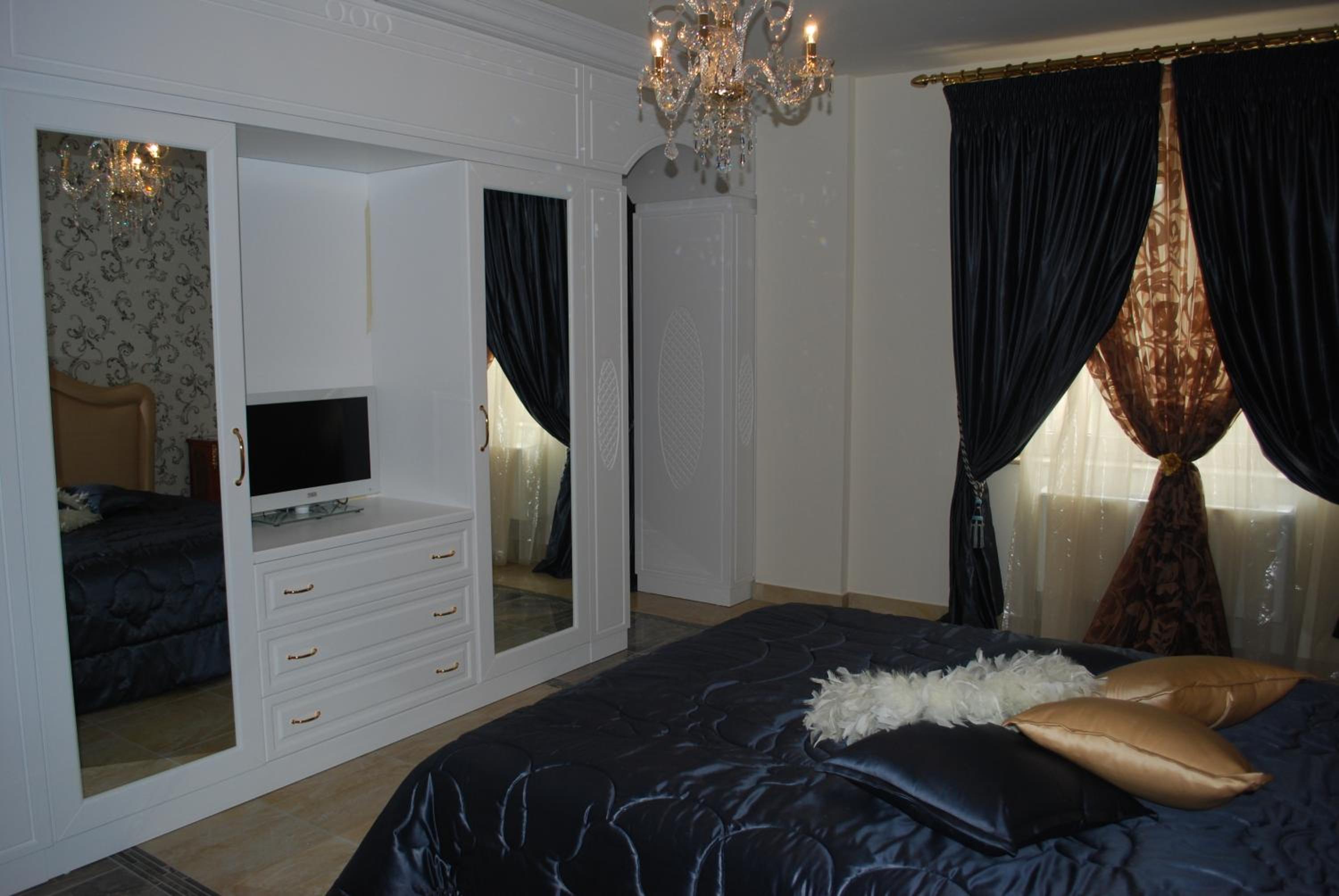 Executive Suite - Photo 9