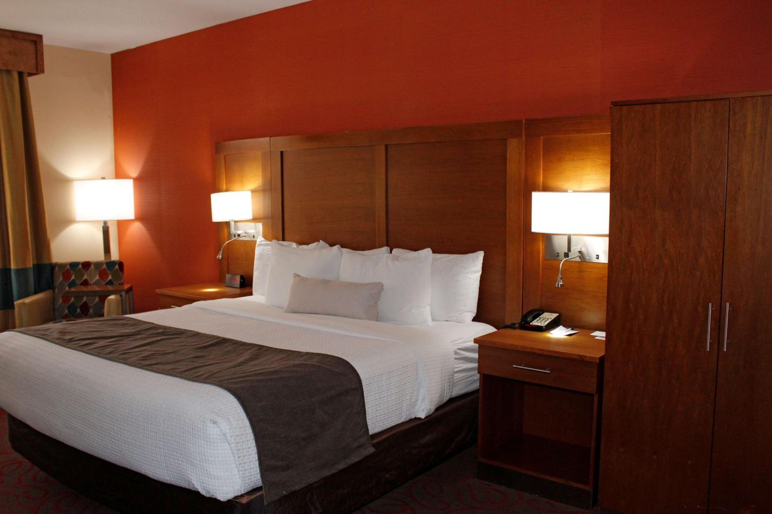 King Suite with Bath Tub and Sofa Bed - Disability Access/Non-Smoking - Photo 1