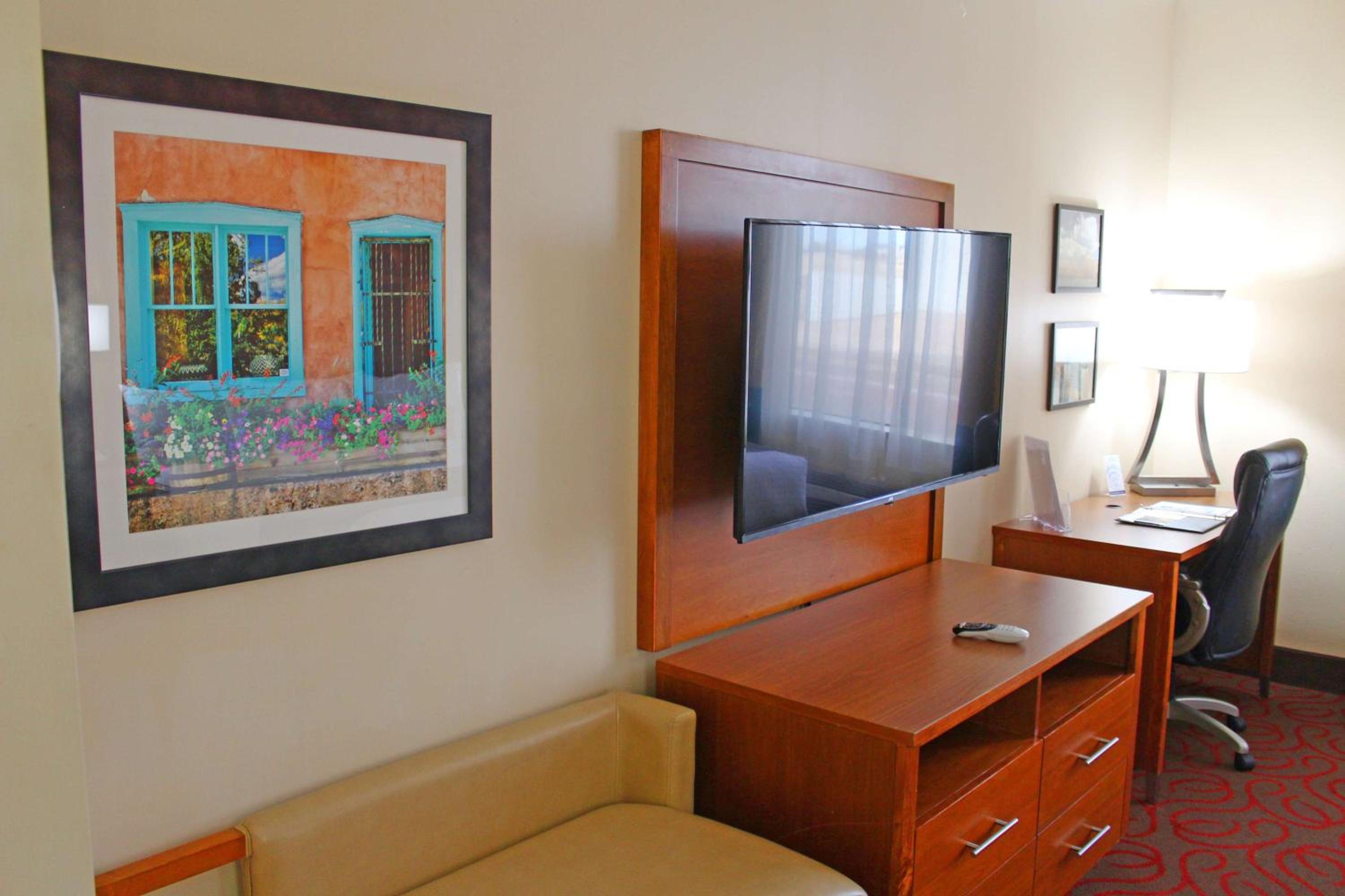 King Suite with Bath Tub and Sofa Bed - Disability Access/Non-Smoking - Photo 2