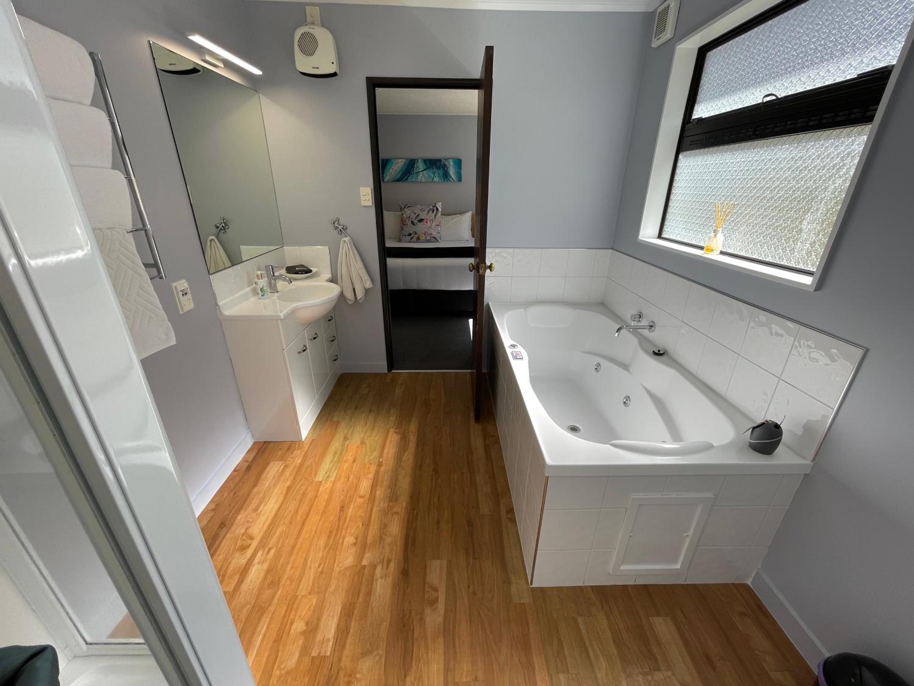 One-Bedroom with Spa Bath photo 2