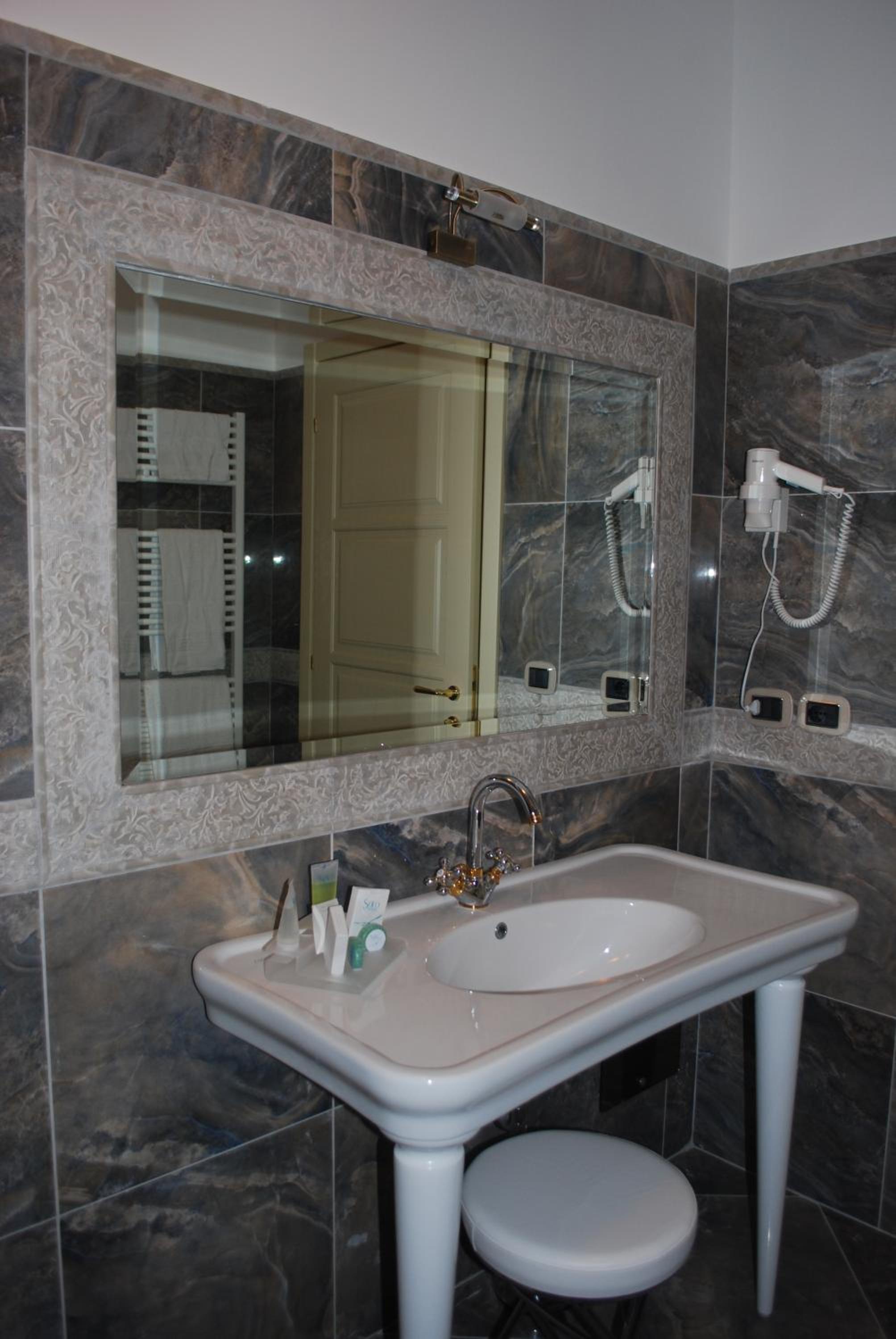 Executive Suite - Photo 7