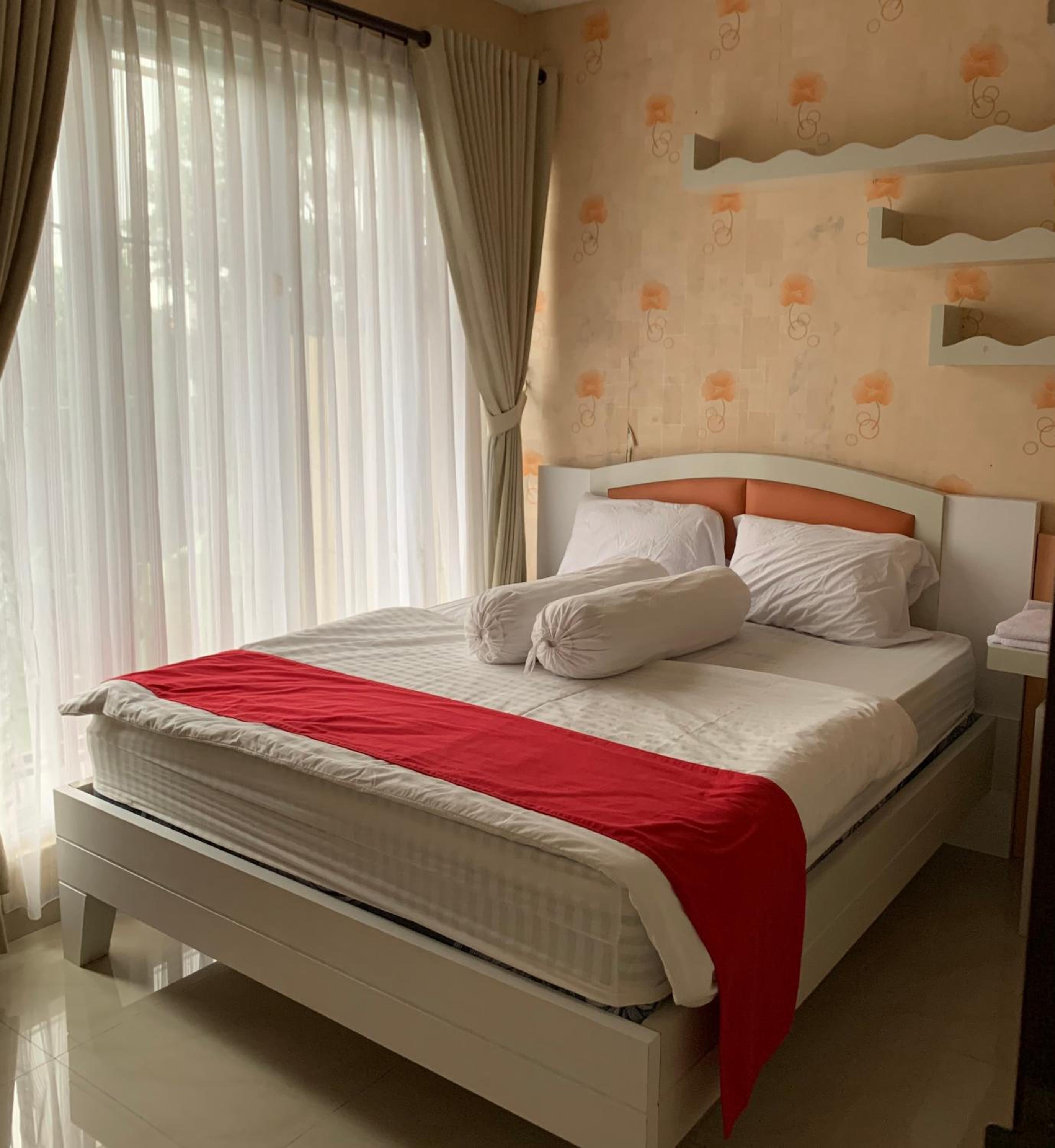 Three-Bedroom House - Photo 10