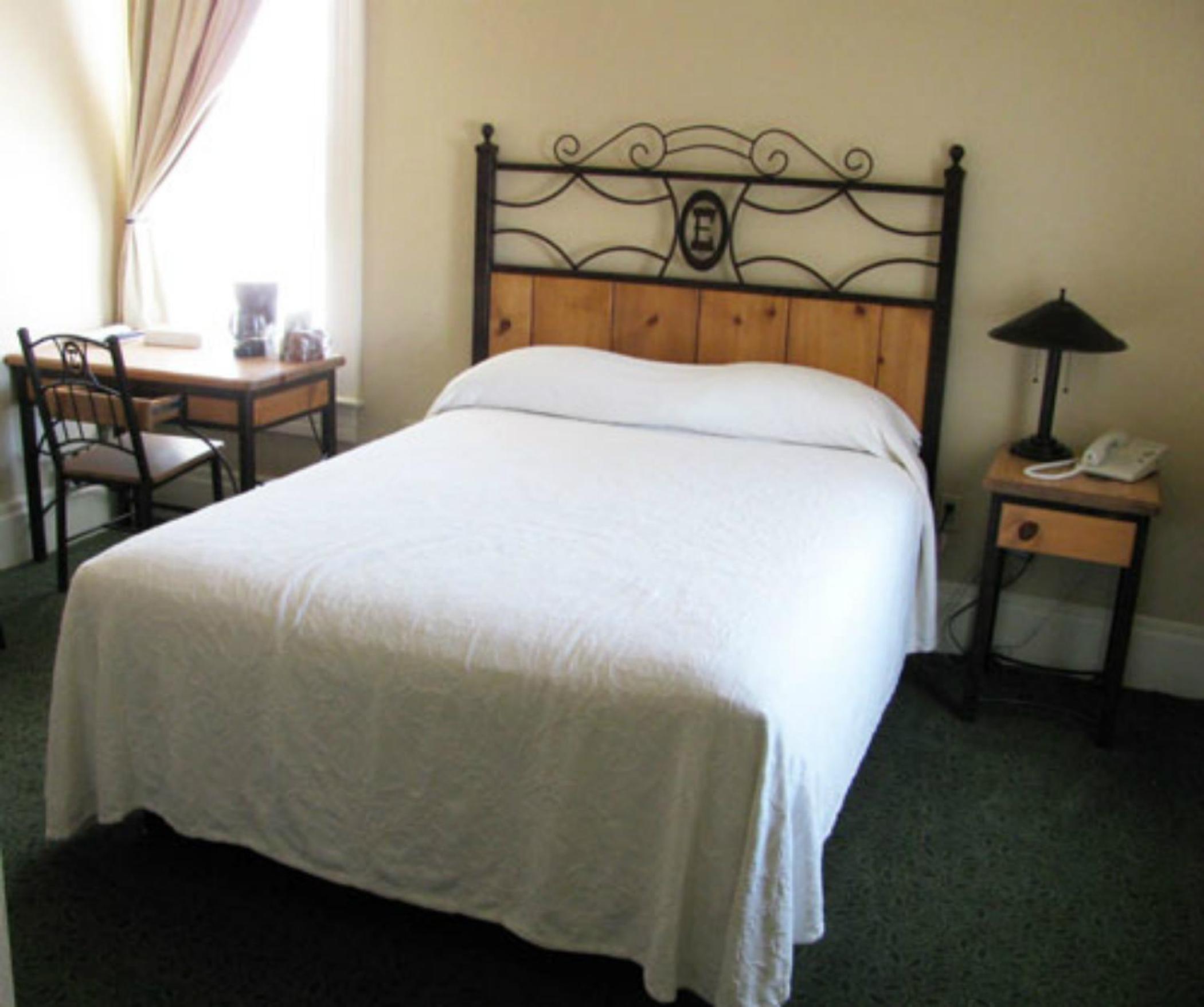 Queen Room photo 3