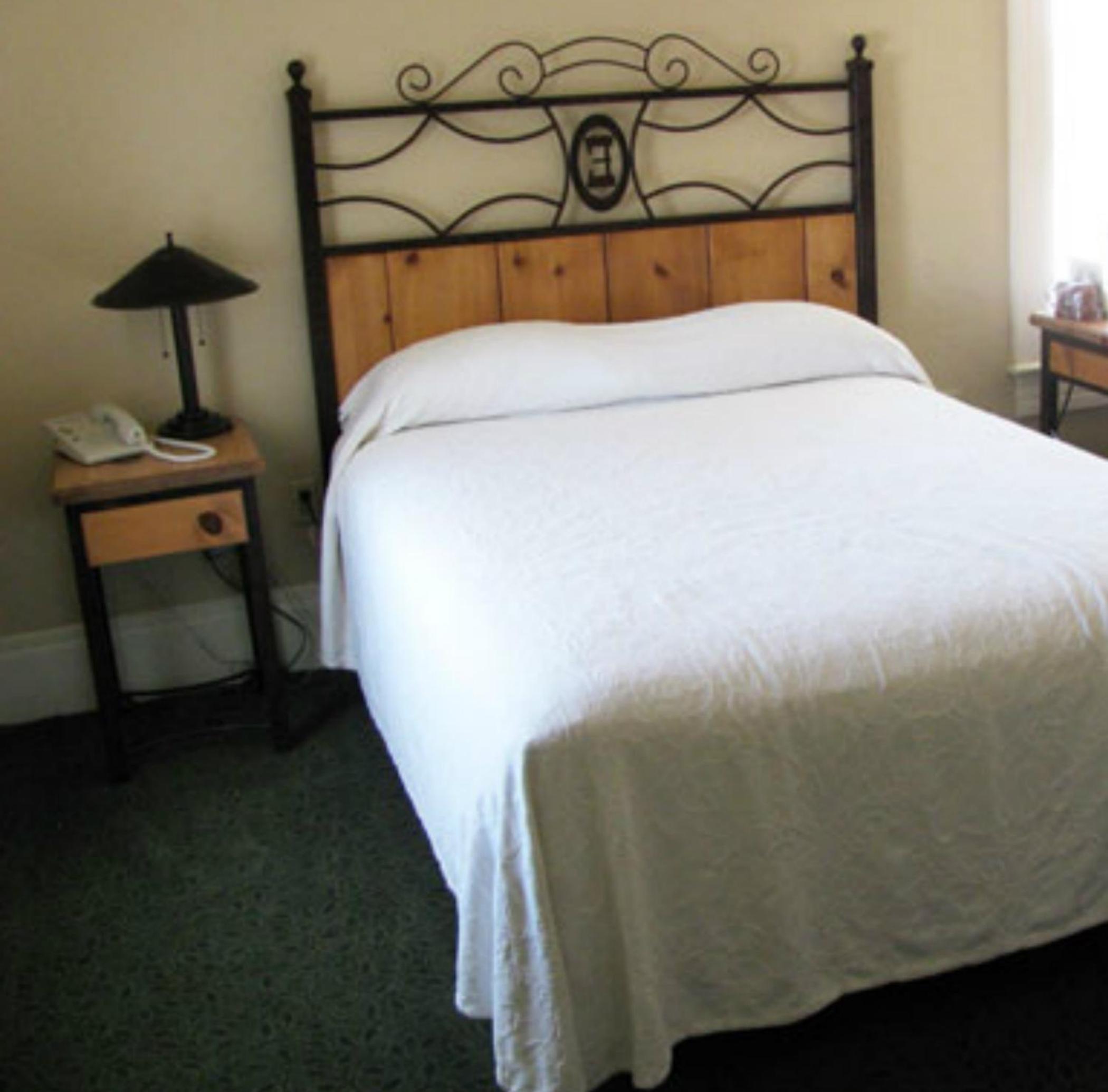 Queen Room photo 2