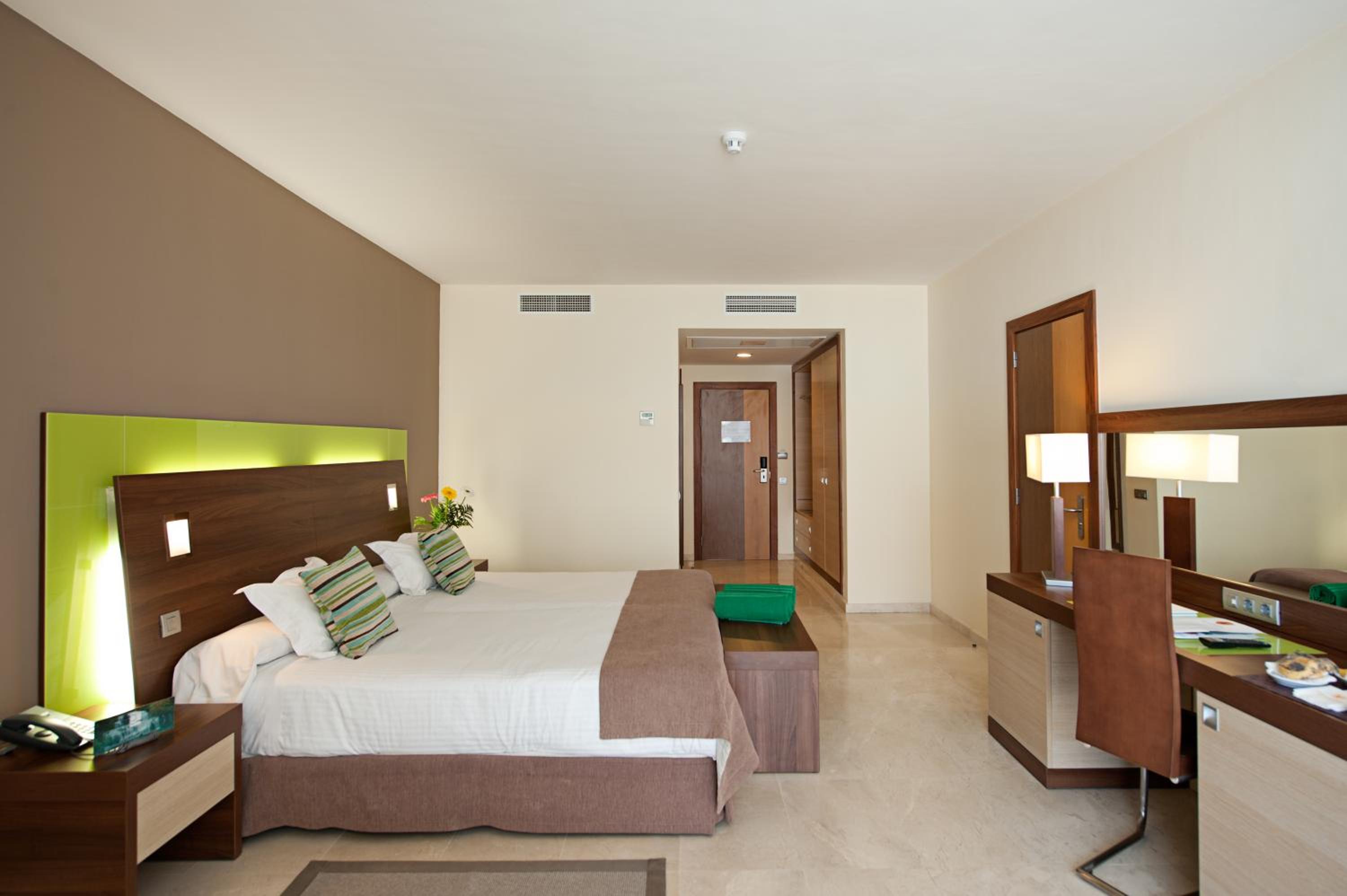 Habitación Doble con Vista al Mar con Parque Acuático (2 Adultos + 2 Niños)