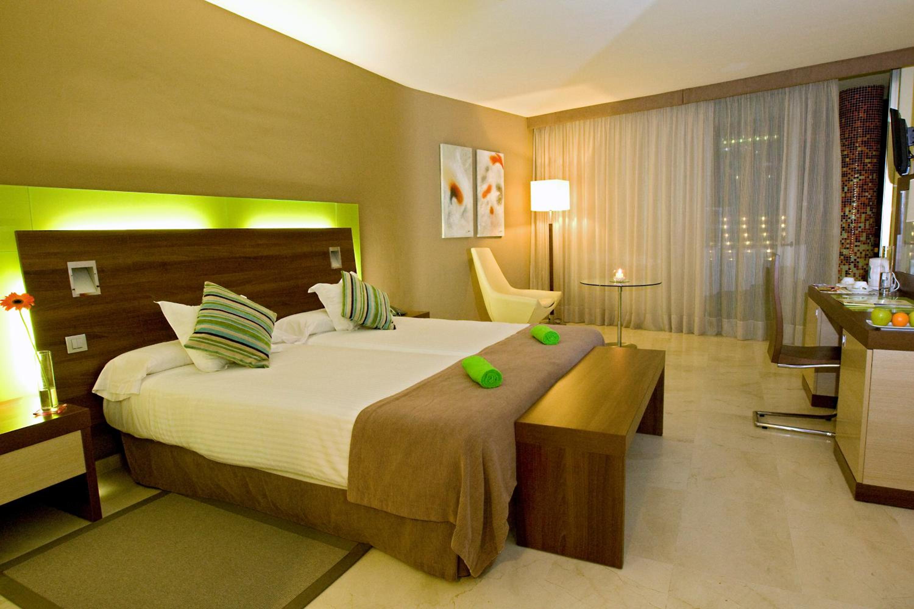 Habitación Doble con Vista Parcial al Mar con Parque Acuático (2 Adultos + 1 Niño)