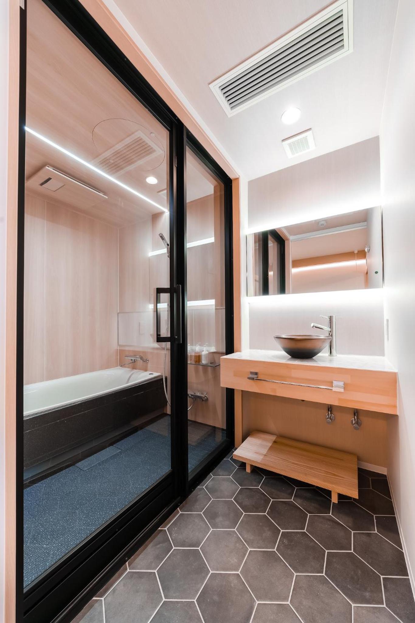 Deluxe Twin Room thumbnail 6