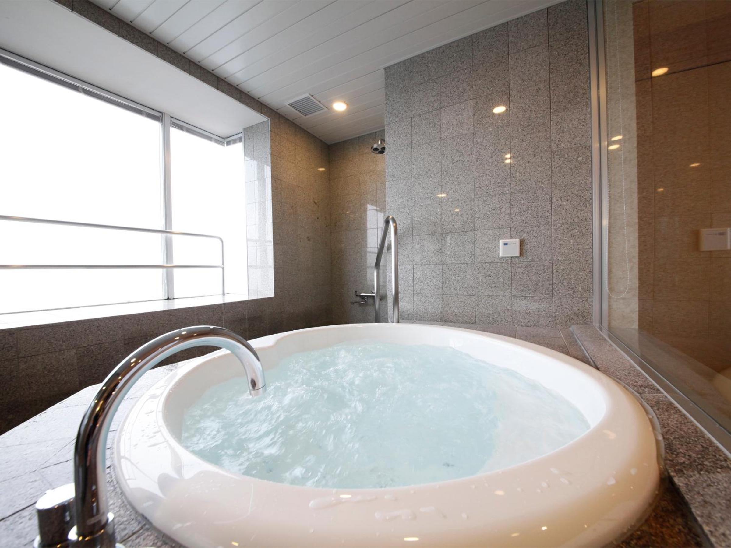 Deluxe Suite with Jacuzzi bath photo 3